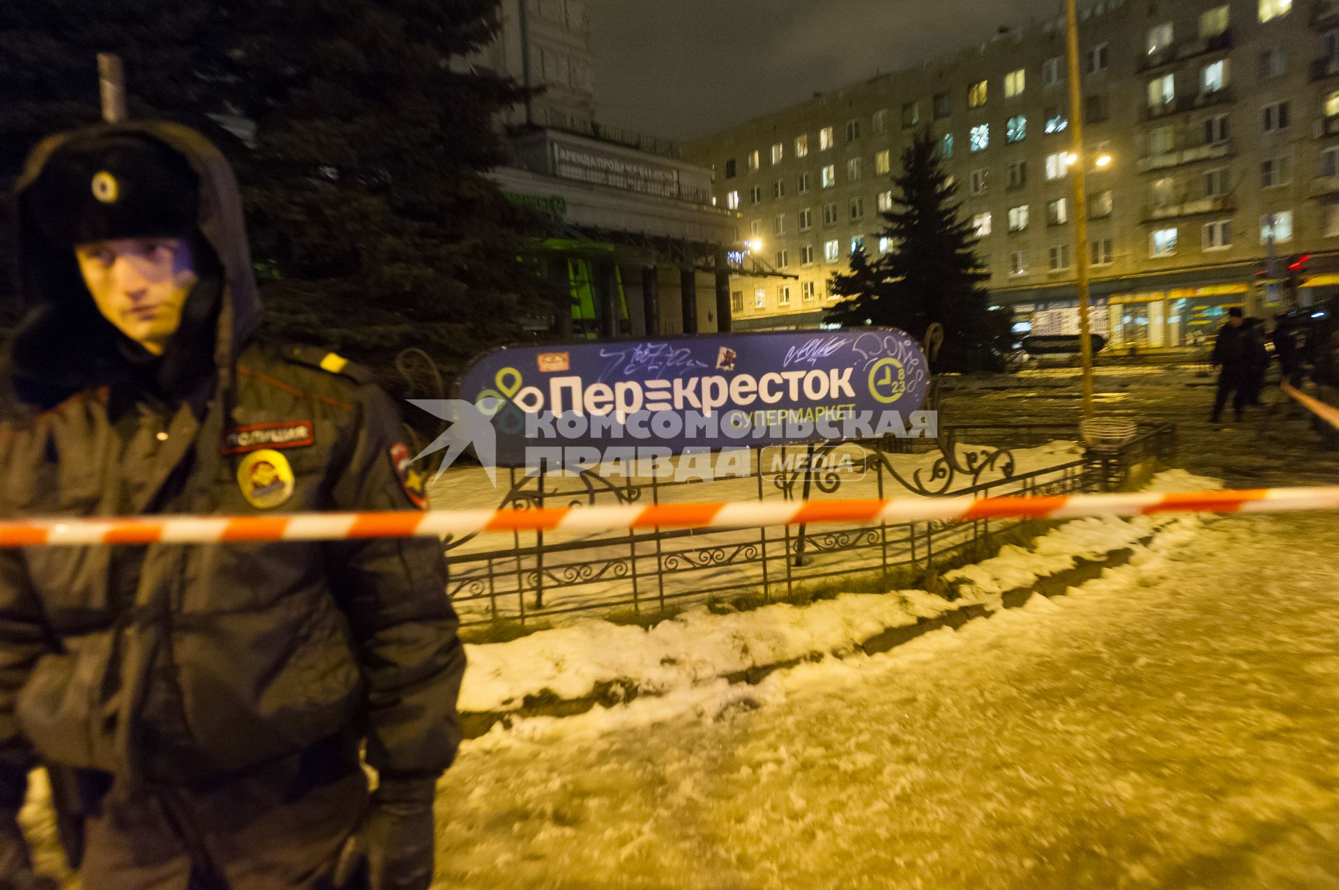 Санкт-Петербург. У супермаркета `Перекресток` на Кондратьевском проспекте, где произошел взрыв.