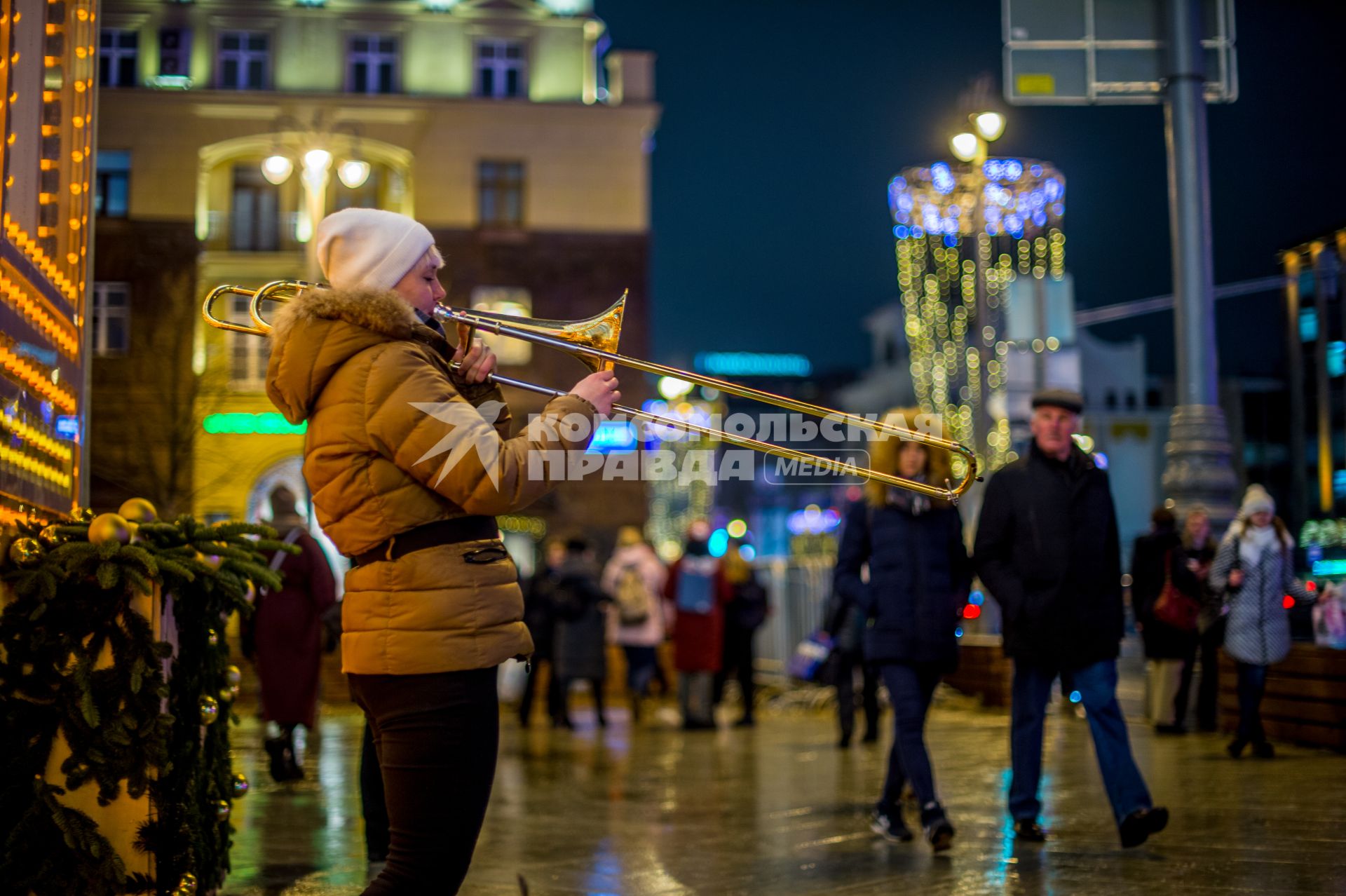 Москва. Уличный музыкант на Пушкинской площади.