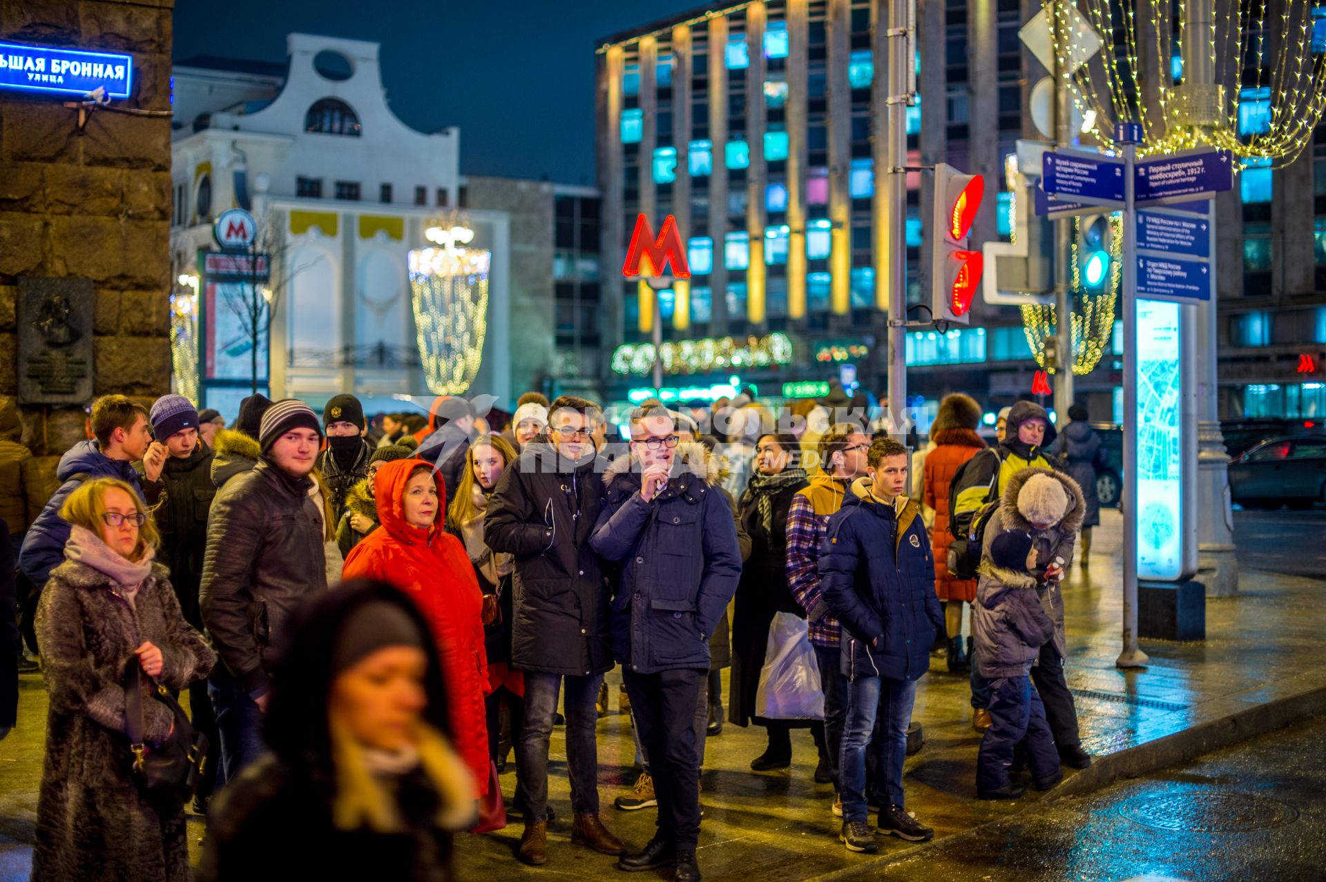 Москва. Люди на пешеходном переходе у метро Тверская.