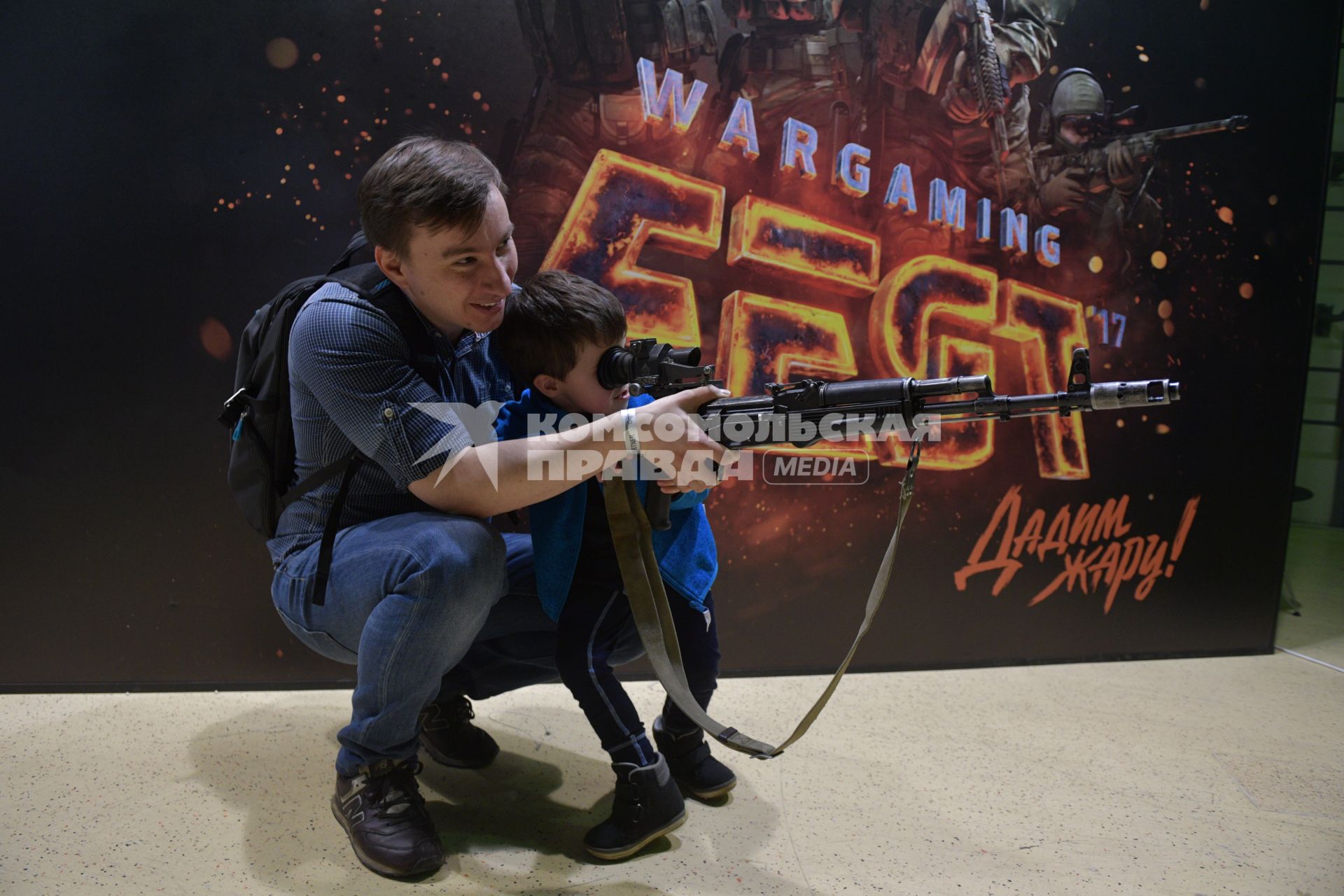 Москва.  Посетители на фестивале для поклонников игр Wargaming FEST WG FEST 2017  в Экспоцентре  у стендов  Парка Патриот.