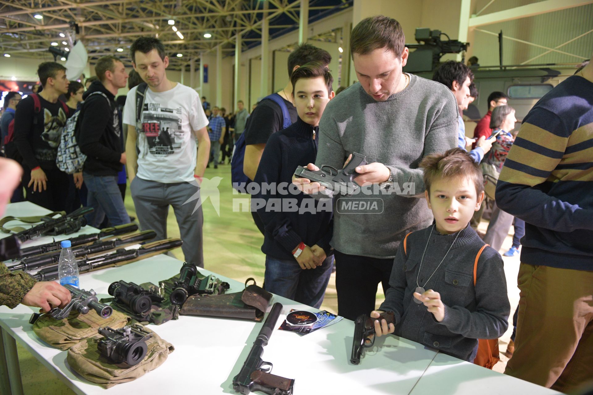 Москва.  Посетители на фестивале для поклонников игр Wargaming FEST WG FEST 2017  в Экспоцентре  у стендов  Парка Патриот.
