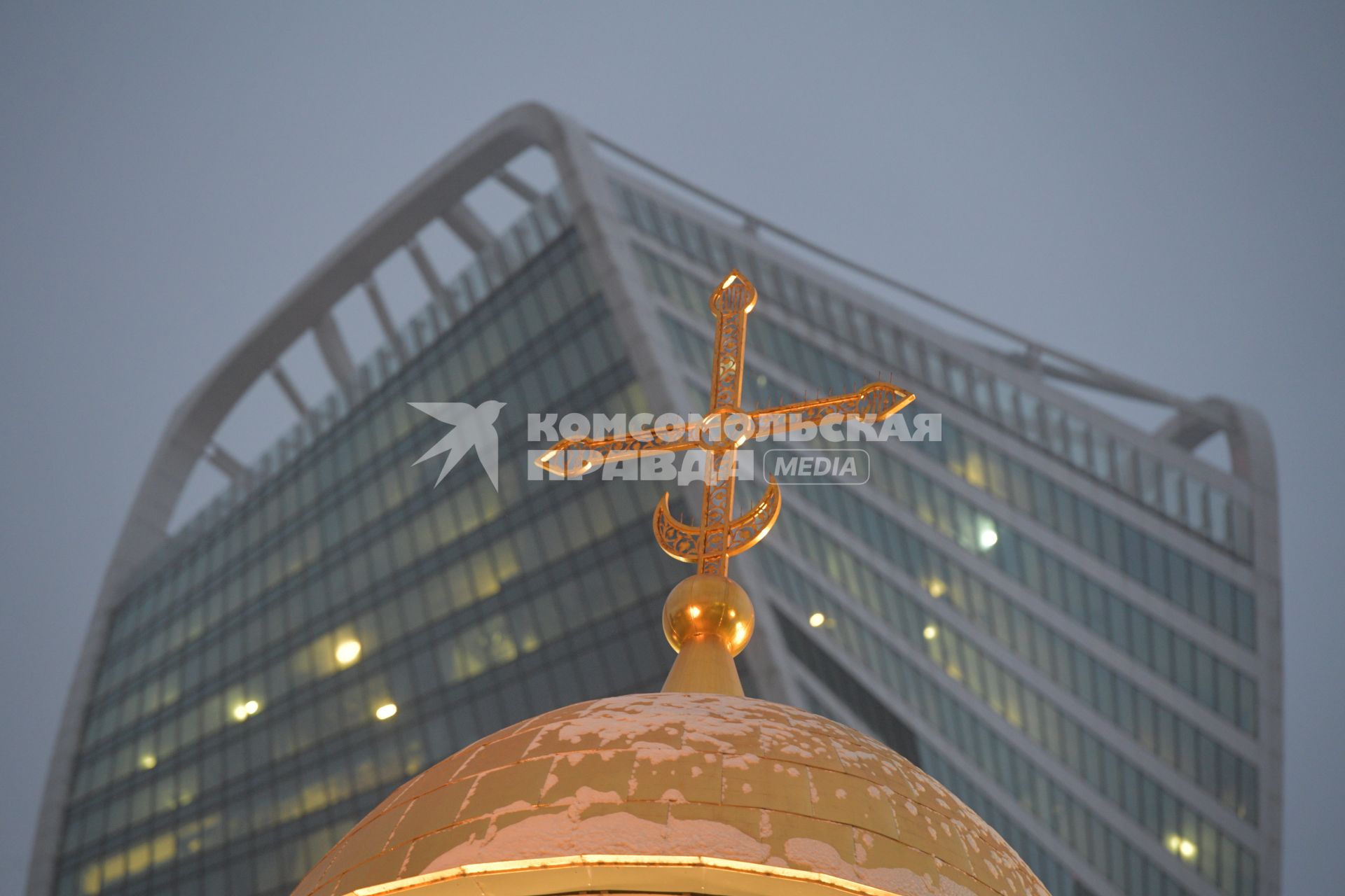 Москва.    Вид на одно из зданий Экспоцентра на  Краснопресненской набережной.