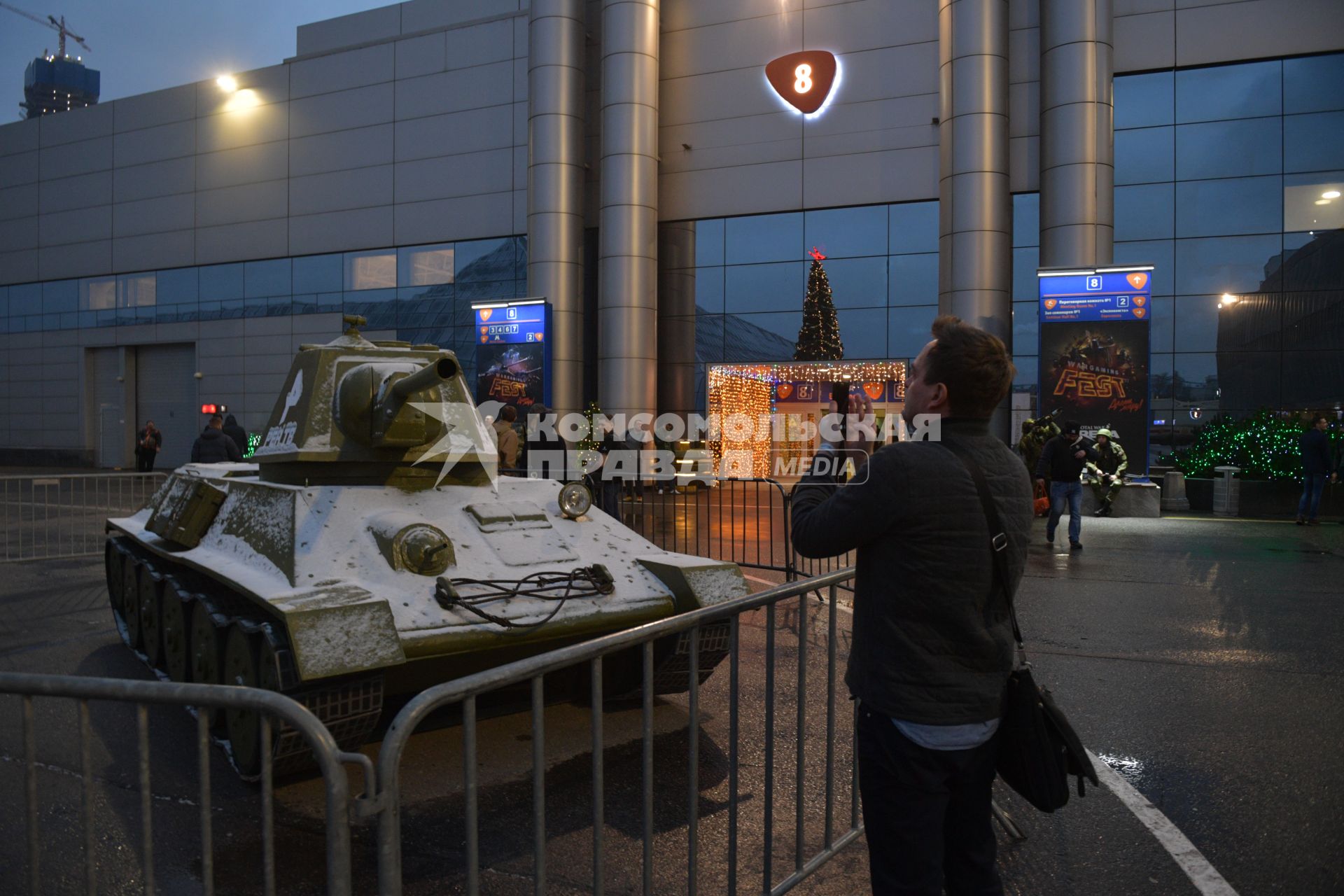 Москва. Мужчина фотографирует танк у  Экспоцентра .