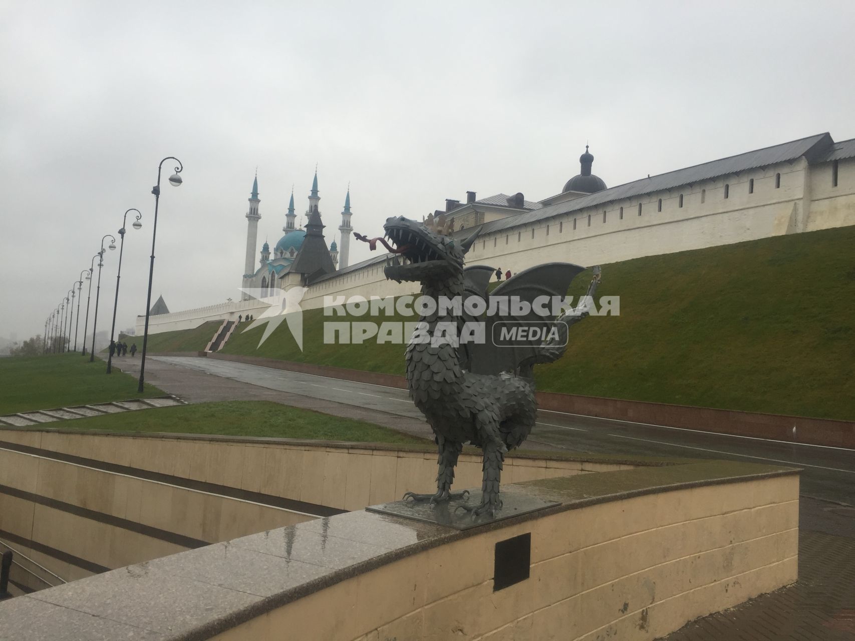 Казань. Вид на Казанский кремль и скульптуру Зиланта.