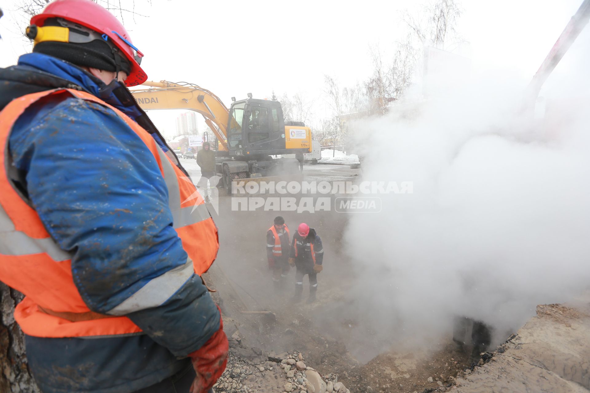 Красноярск. Сотрудники коммунальной службы во время прорыва теплотрассы на улице Вавилова.