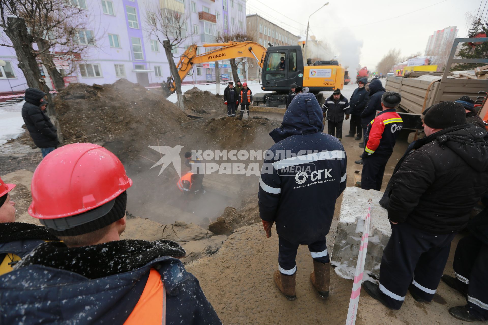 Красноярск. Сотрудники коммунальной службы во время прорыва теплотрассы на улице Вавилова.