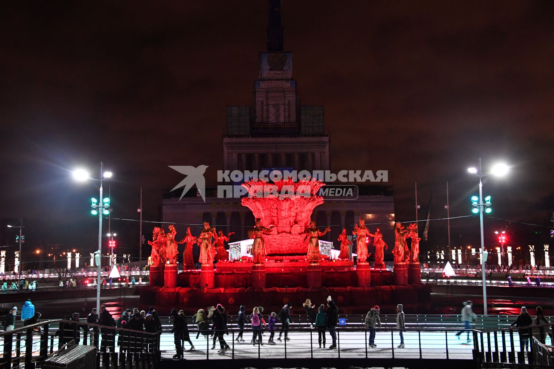 Москва. Посетители катка  на ВДНХ  у фонтана `Дружба народов`.