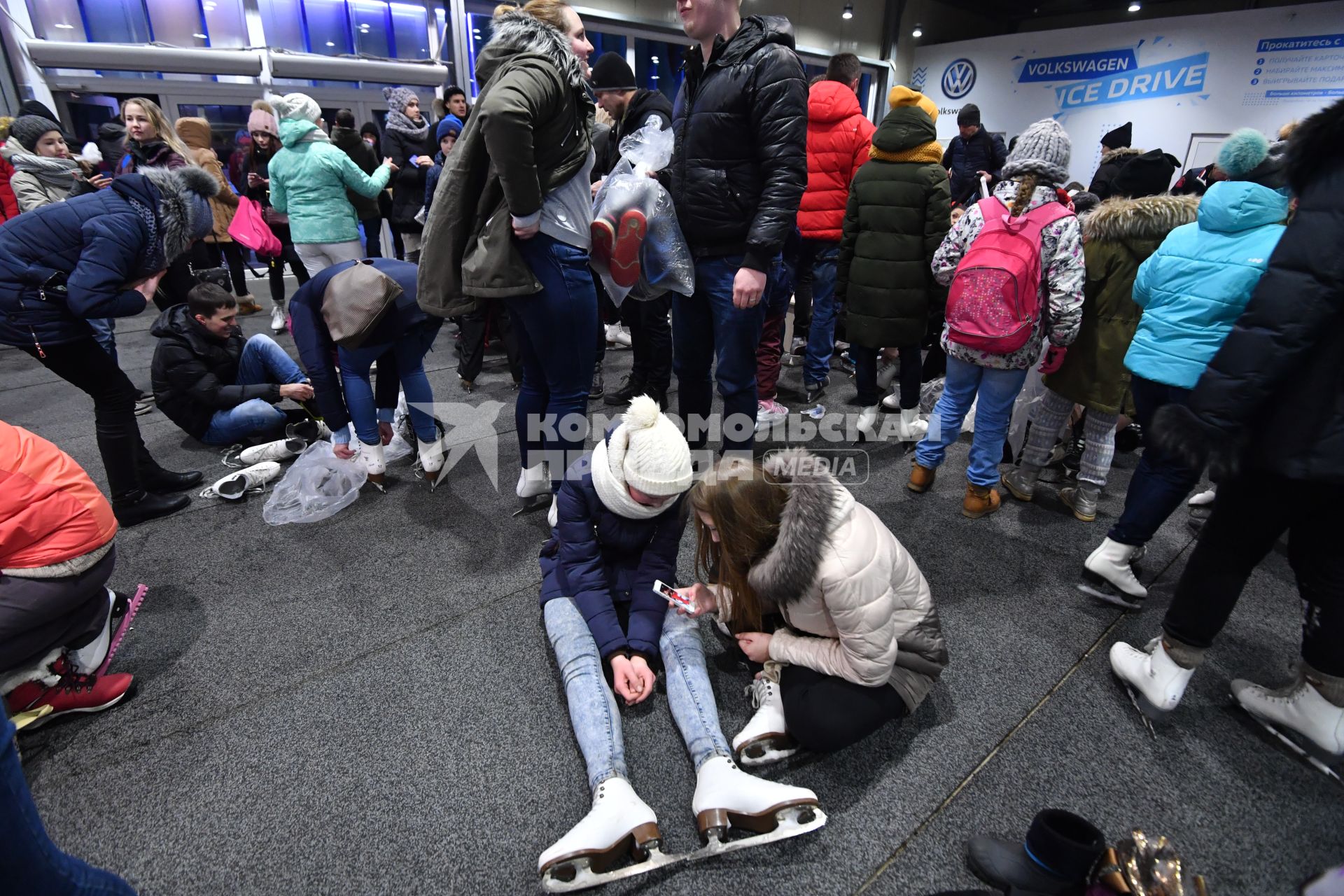 Москва. Пункт проката коньков на катке ВДНХ.