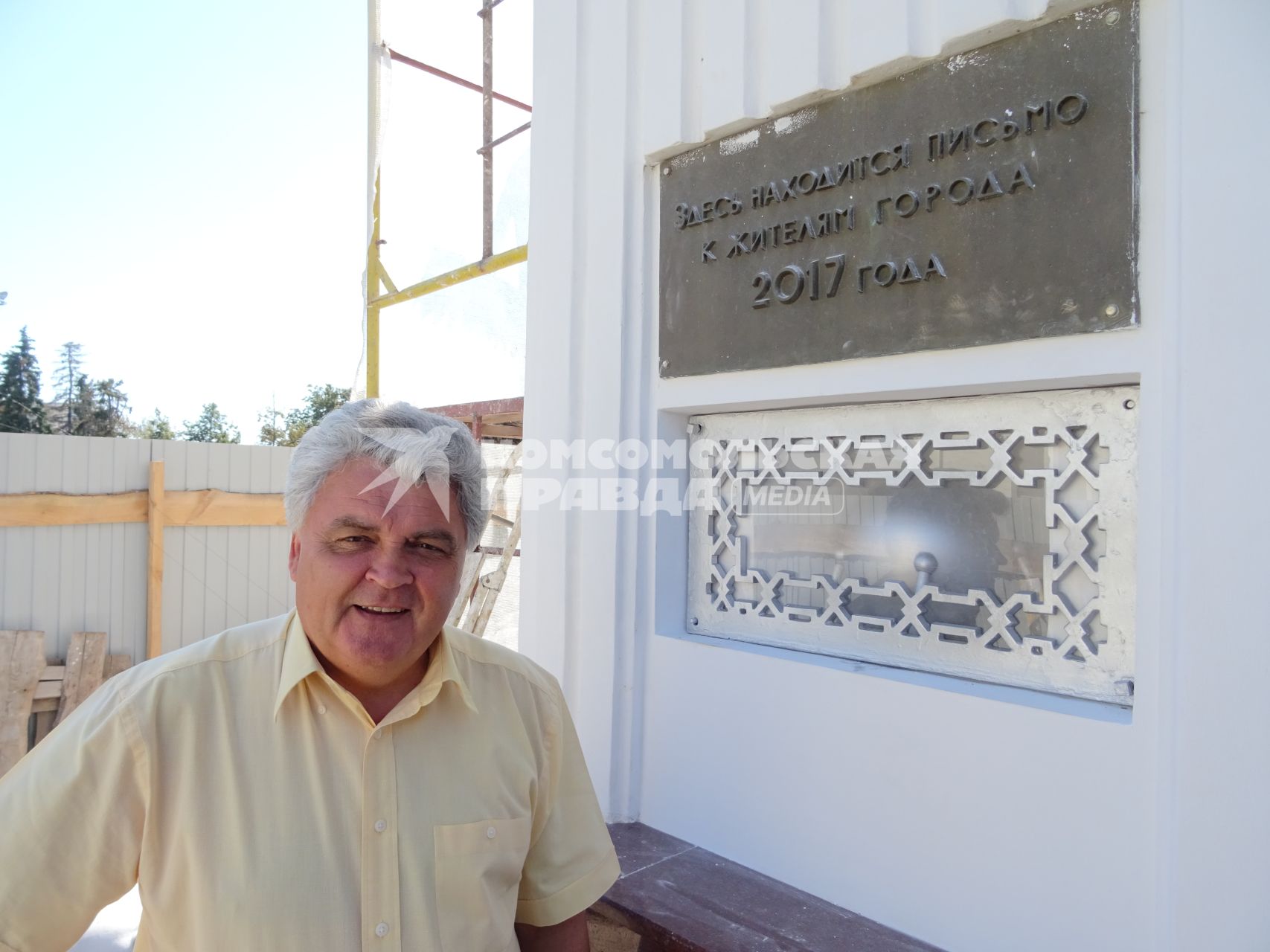 Саранск. Мэр Саранска Петр Тултаев рядом с капсулой времени, в которой хранится письмо к жителям города 2017 года.