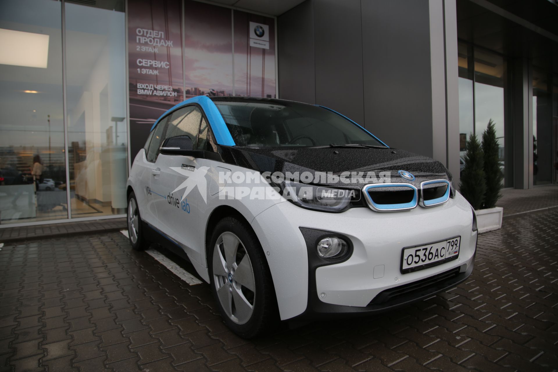 Москва. Электромобиль BMW i3 сервиса поминутной аренды транспортных средств.