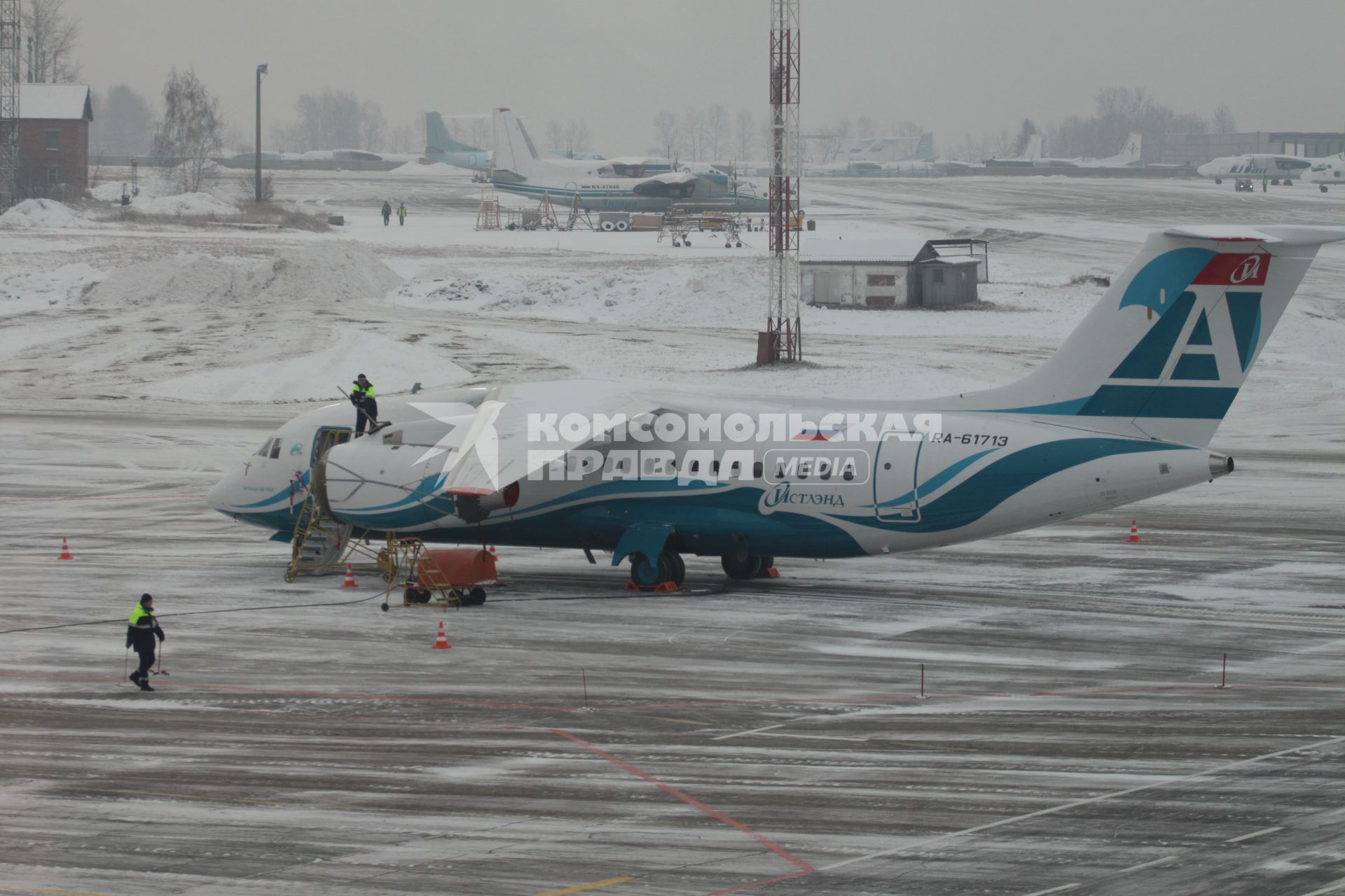 Иркутск. Ан-148 авиакомпании `Ангара` на взлетном поле международного аэропорта  Иркутск.