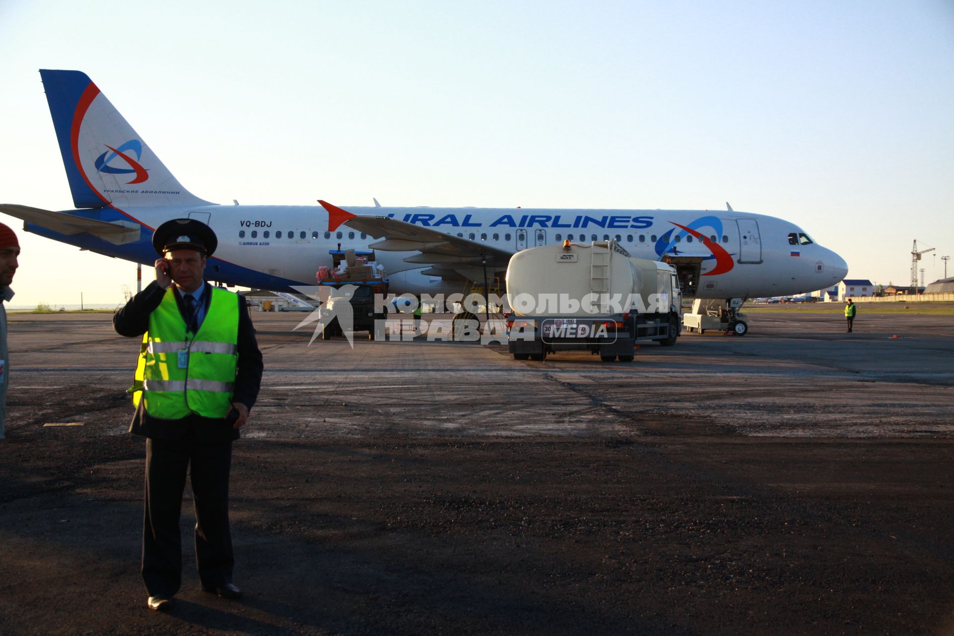 Иркутск. Самолеты AIRBUS A320 на взлетном поле международного аэропорта  Иркутск.