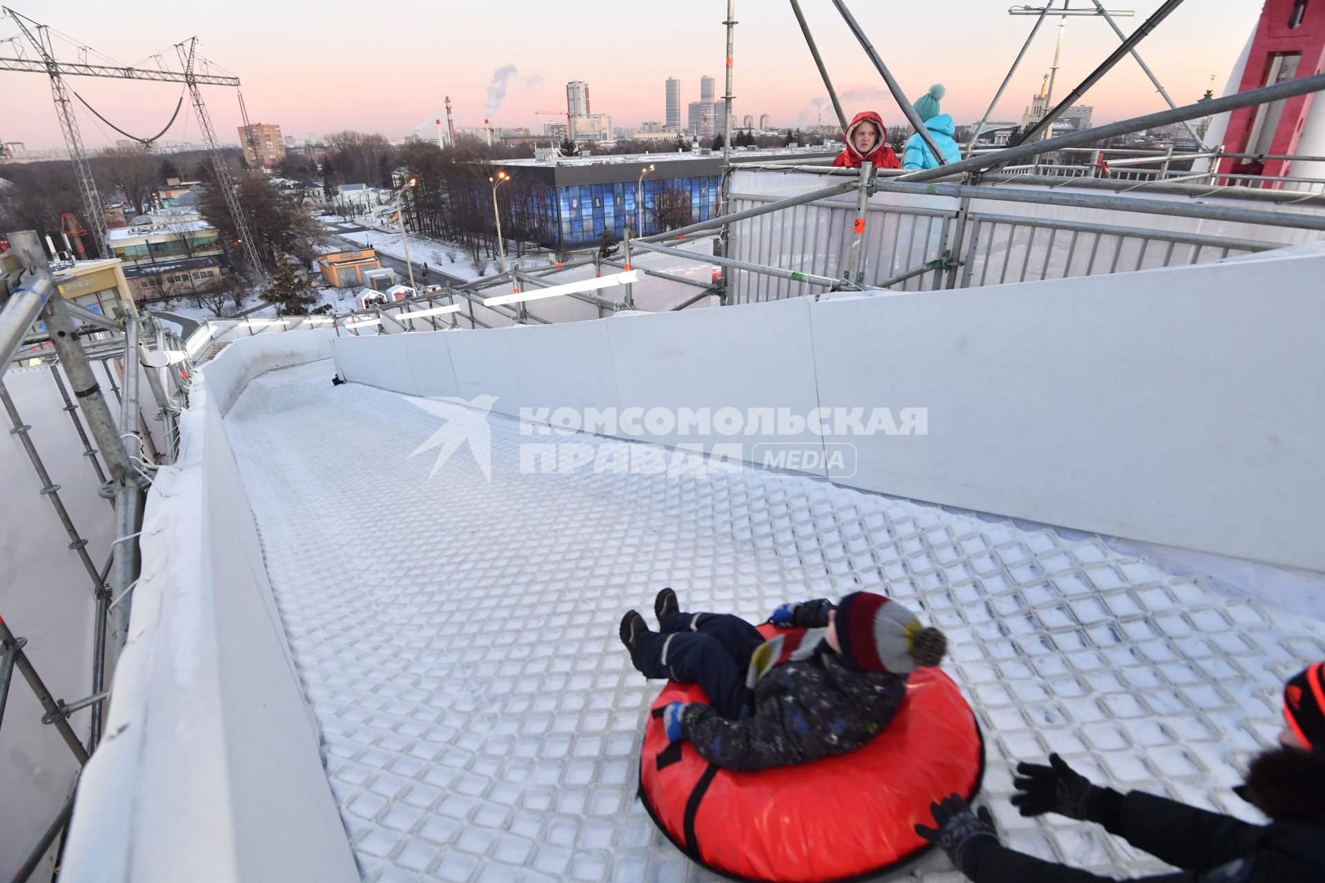 Москва. Дети во время катания на тюбинговой горке, открывшейся у павильона `Космос `на ВДНХ.