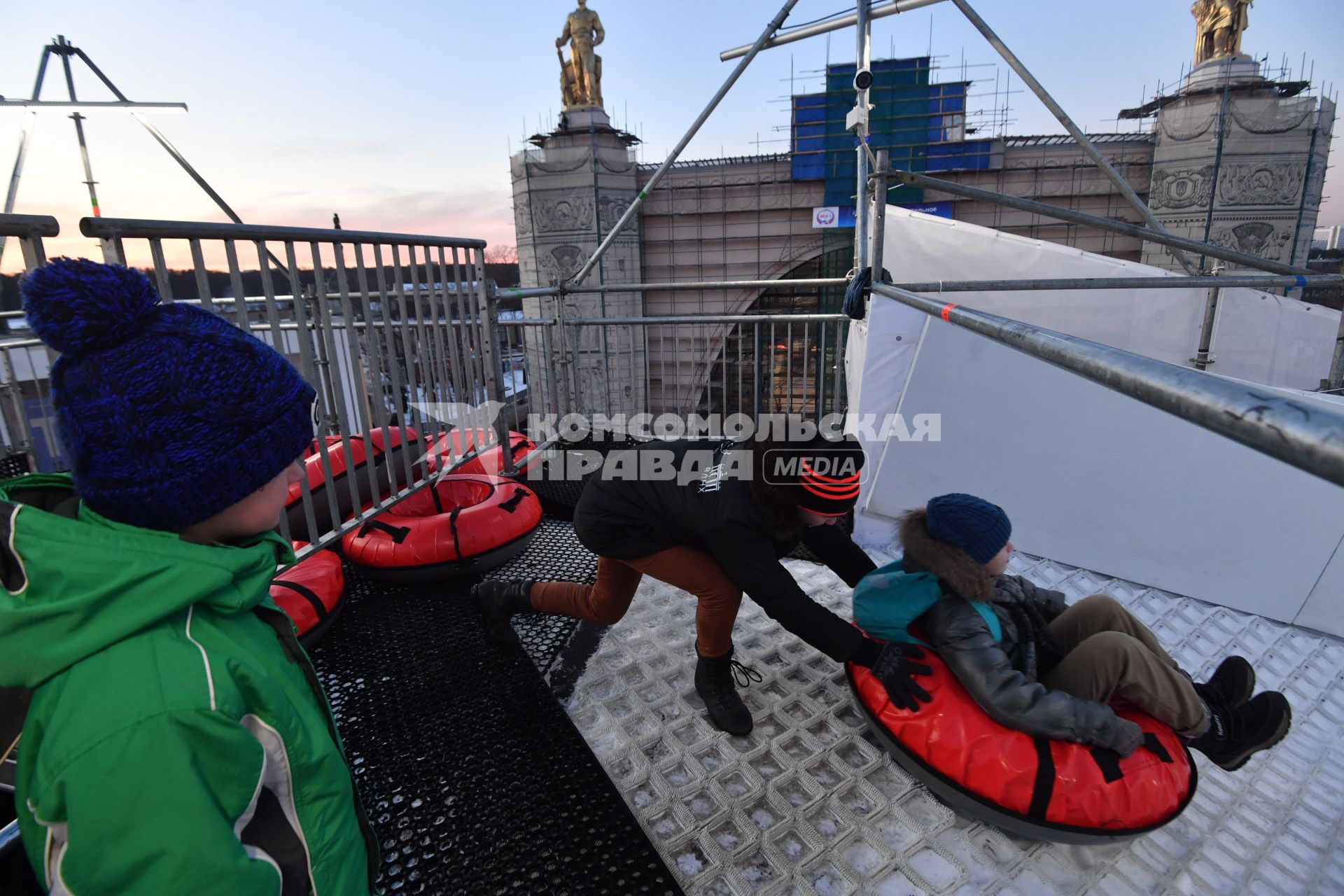 Москва. Дети во время катания на тюбинговой горке, открывшейся у павильона `Космос `на ВДНХ.