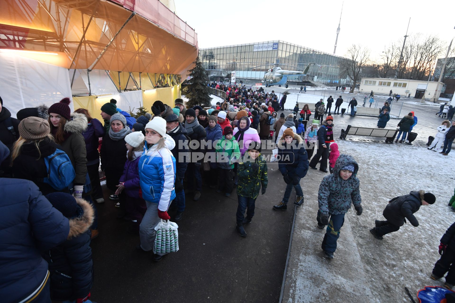 Москва.  Очередь на тюбинговую горку , открывшуюся у павильона `Космос `на ВДНХ.