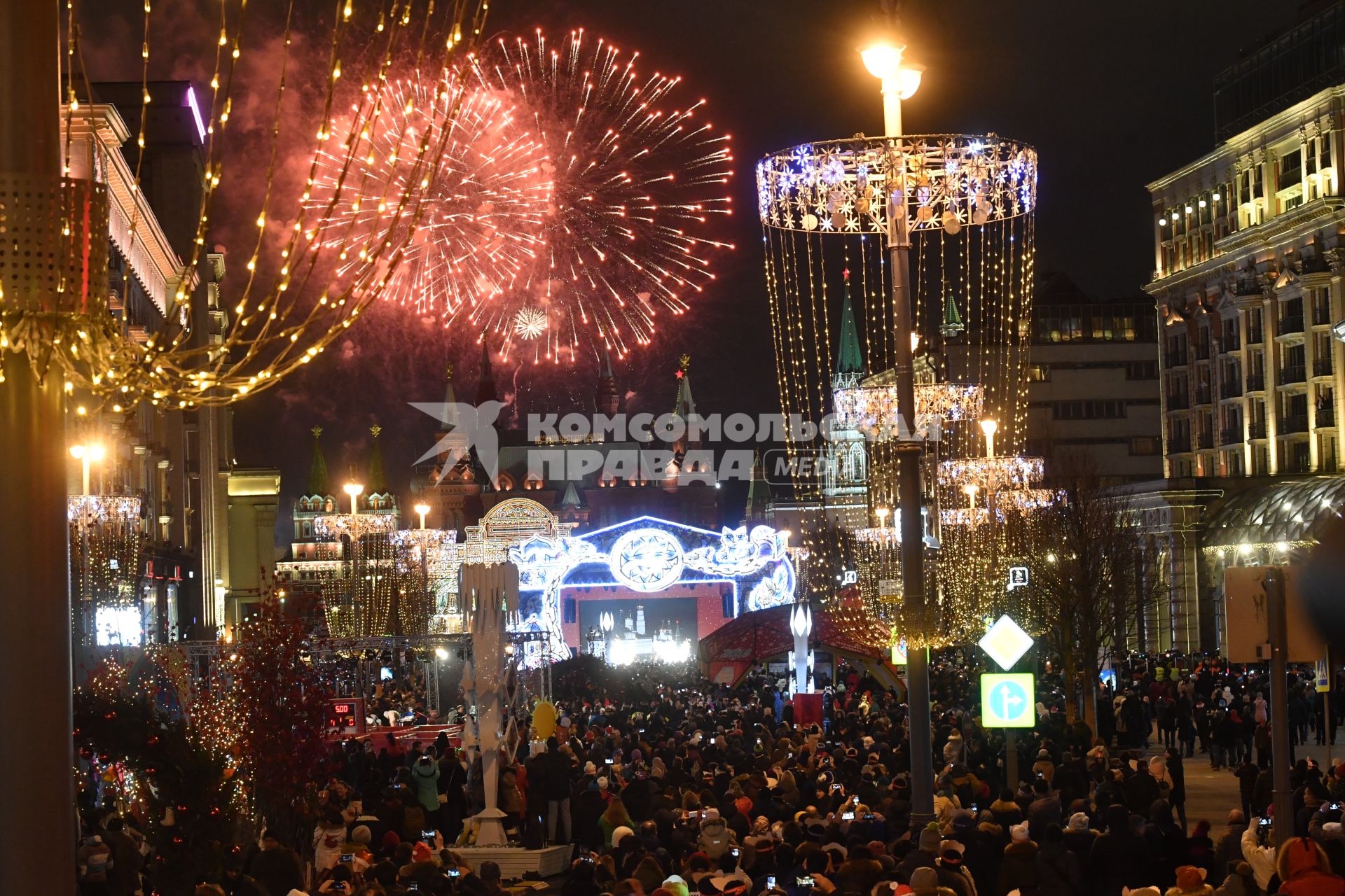 Москва. Новогодний фейерверк на Тверской улице.