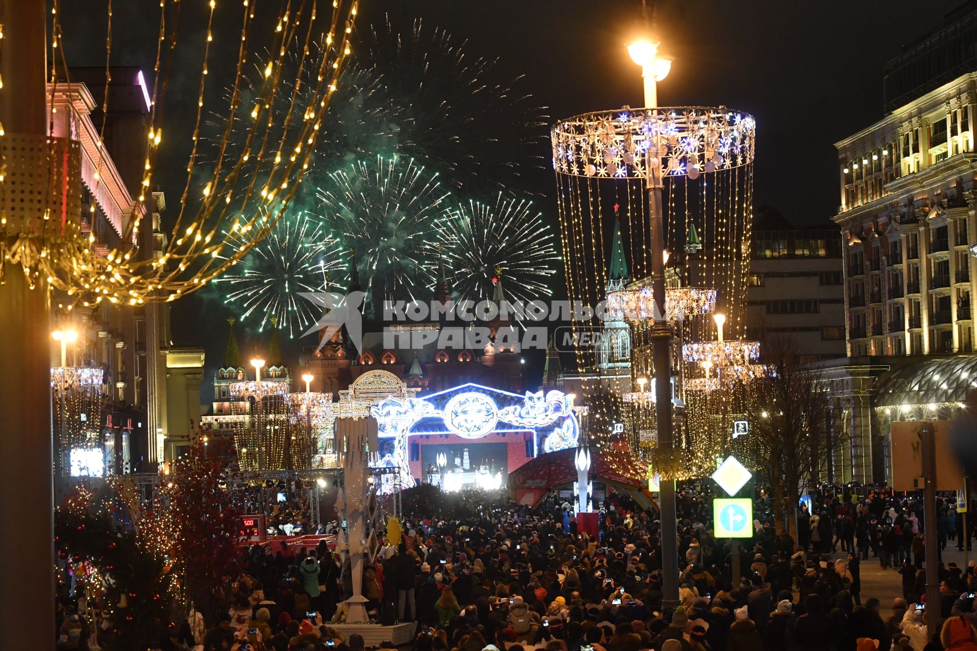 Москва. Новогодний фейерверк на Тверской улице.