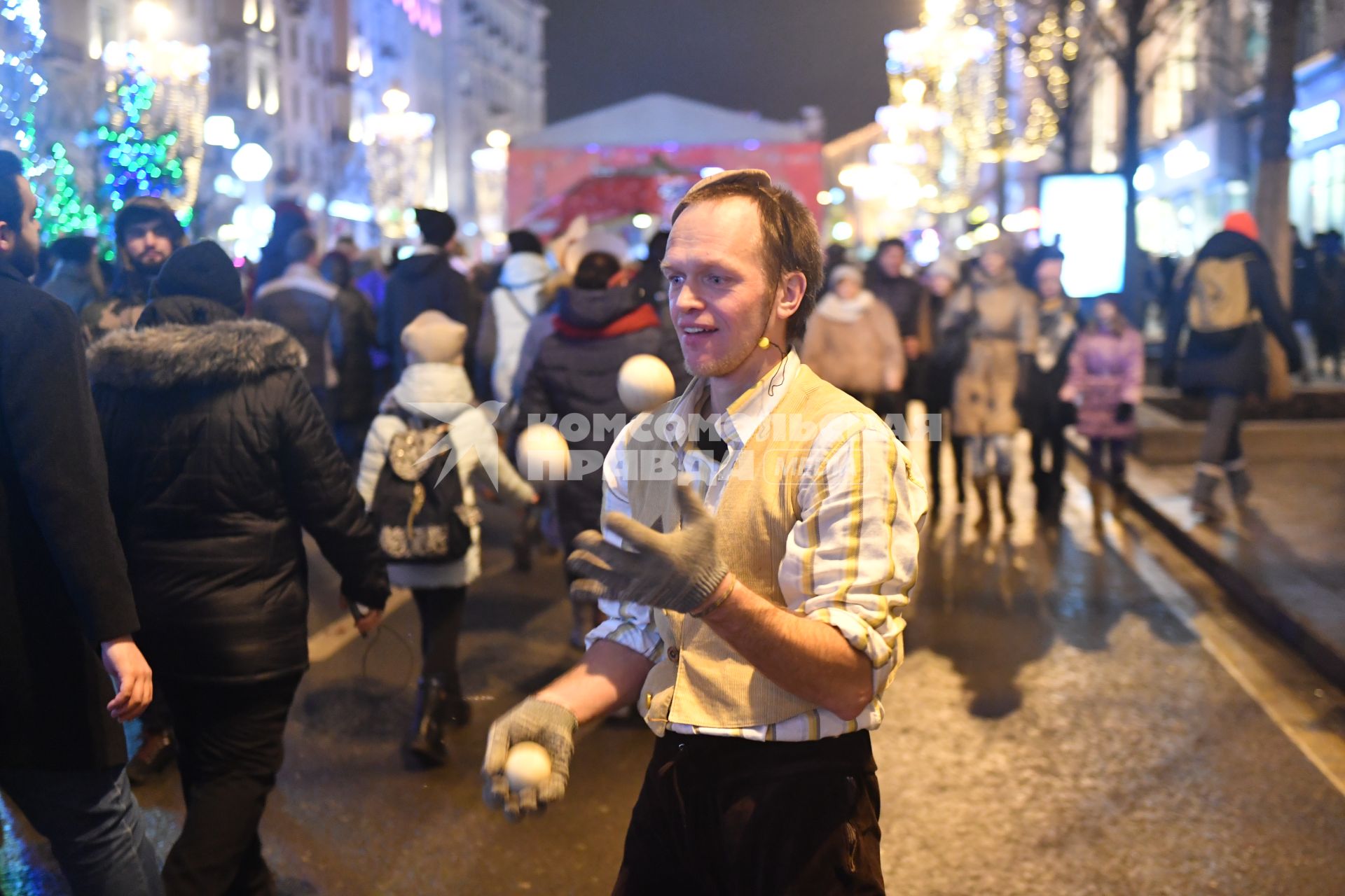 Москва.  Аниматор  на Тверской улице во время встречи Нового года.