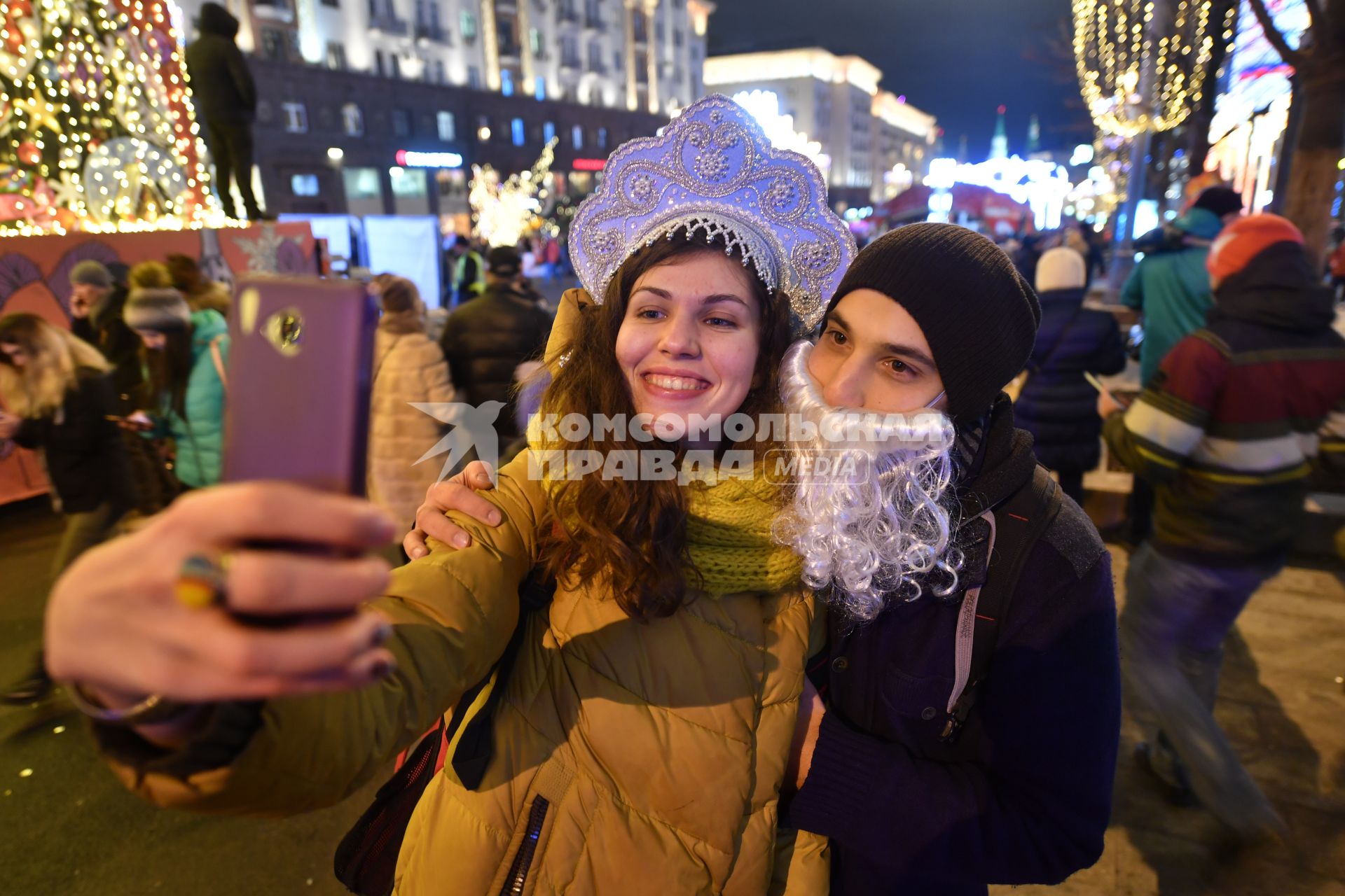 Москва. Молодые люди фотографируются  на Тверской улице во время встречи Нового года.