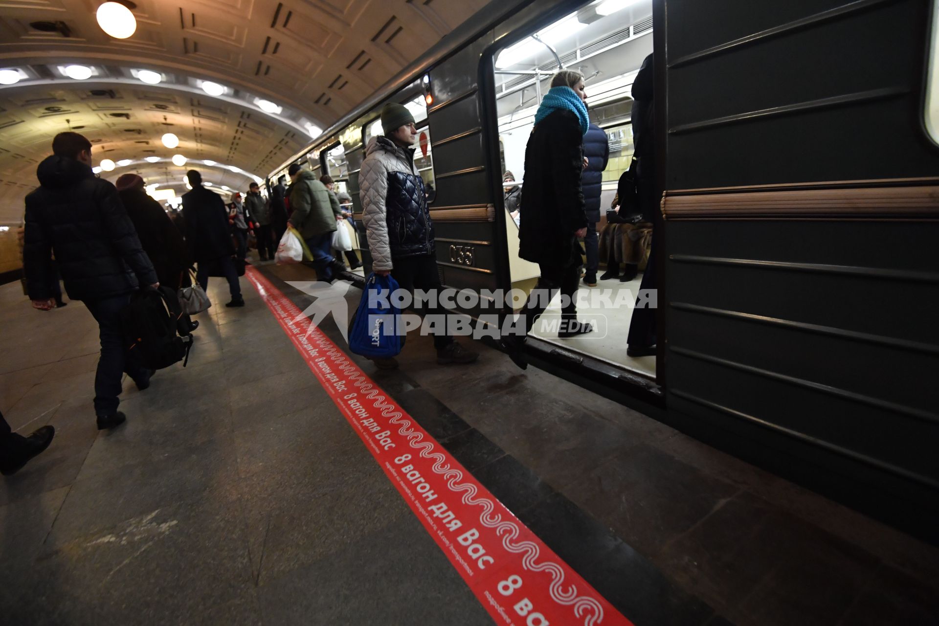 Москва.  Восьмивагонный поезд на станции метро `Библиотека имени Ленина` Сокольнической линии.