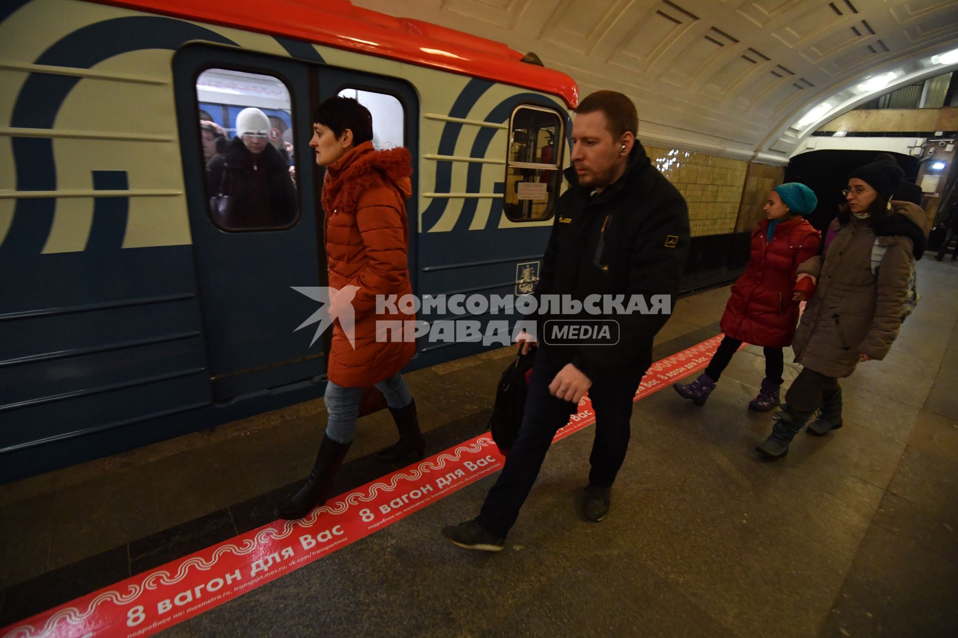 Москва.  Восьмивагонный поезд на станции метро `Библиотека имени Ленина` Сокольнической линии.