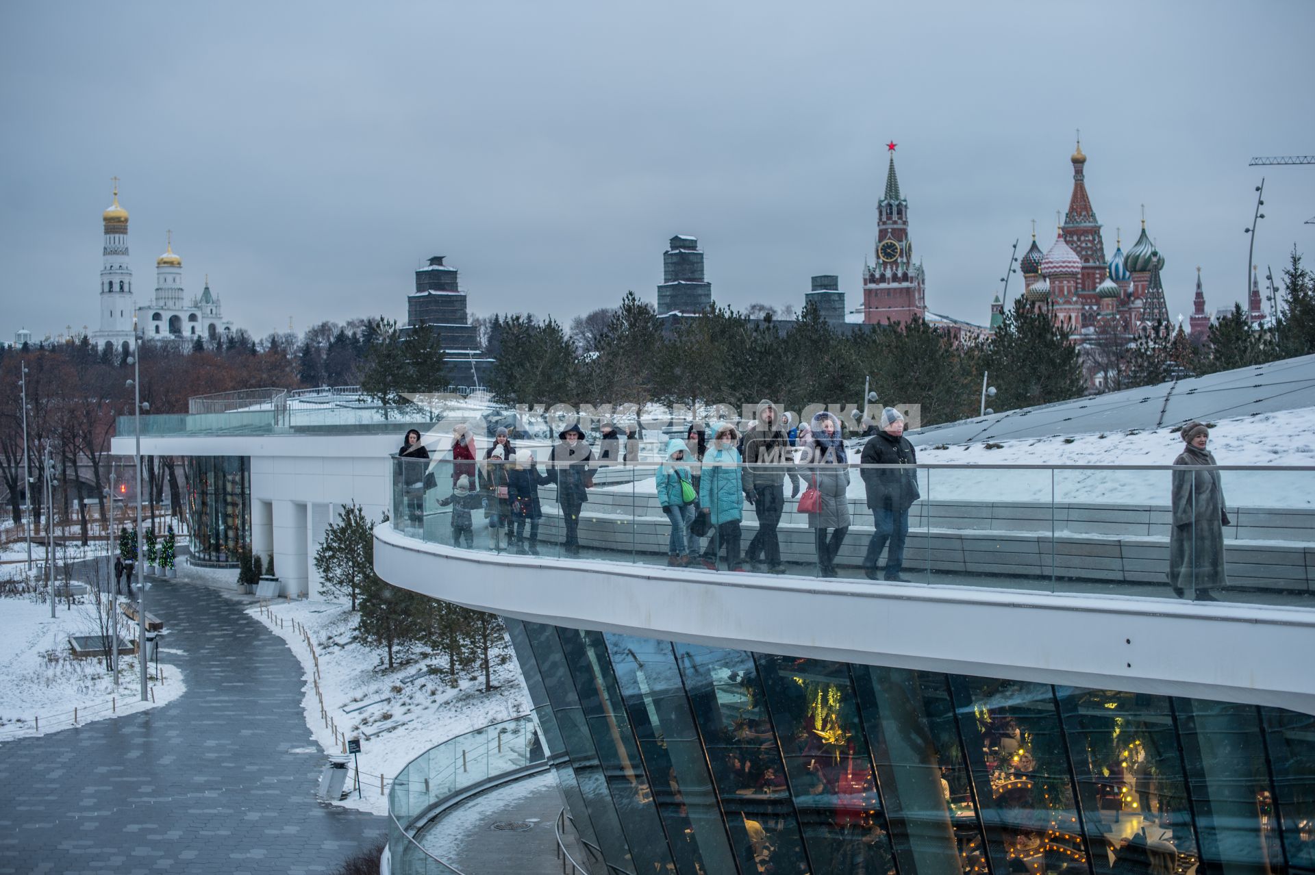 Москва. Горожане   на `парящем мосту` в парке `Зарядье`.