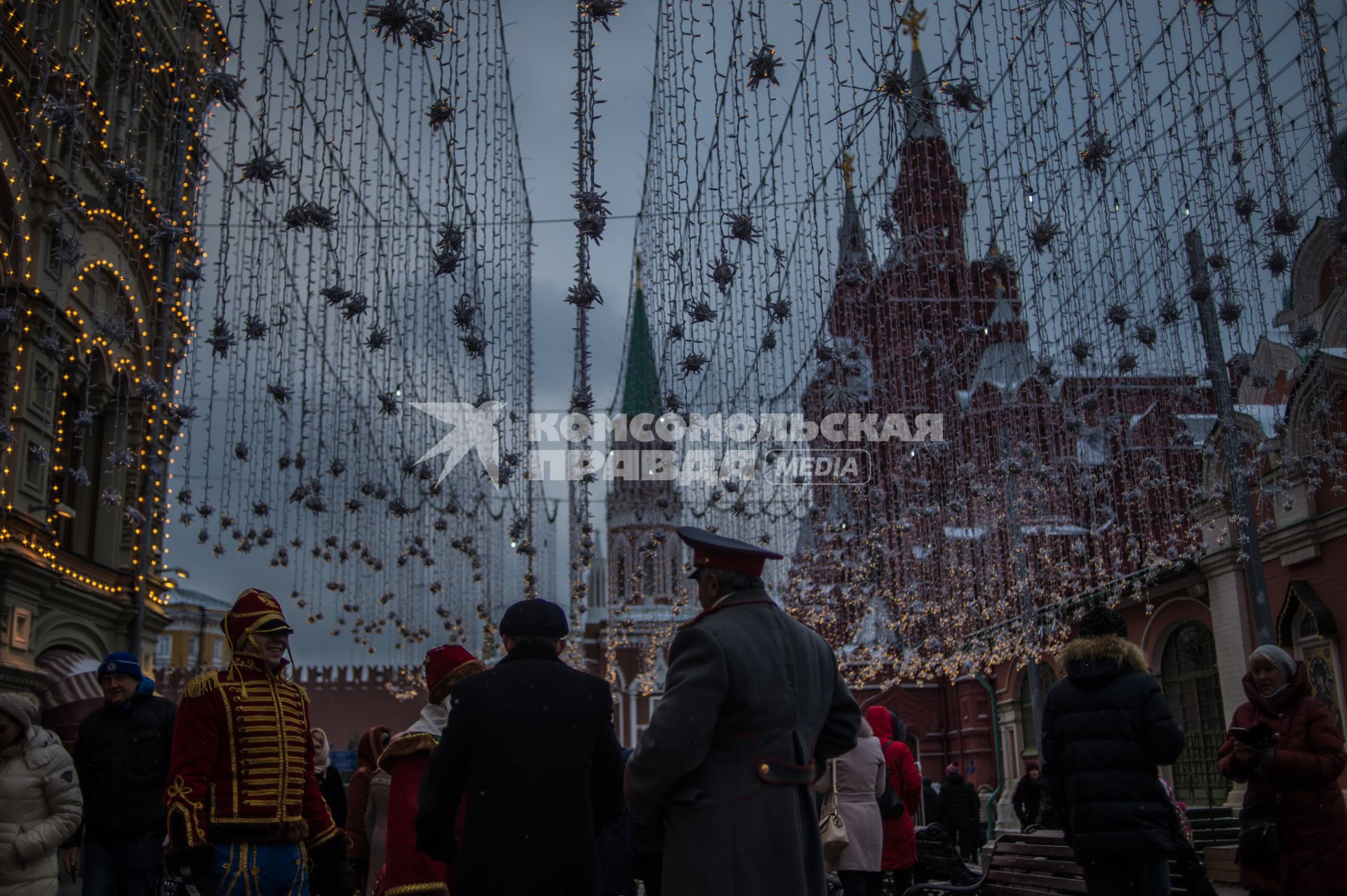 Москва.  Новогодние украшения на Никольской улице.