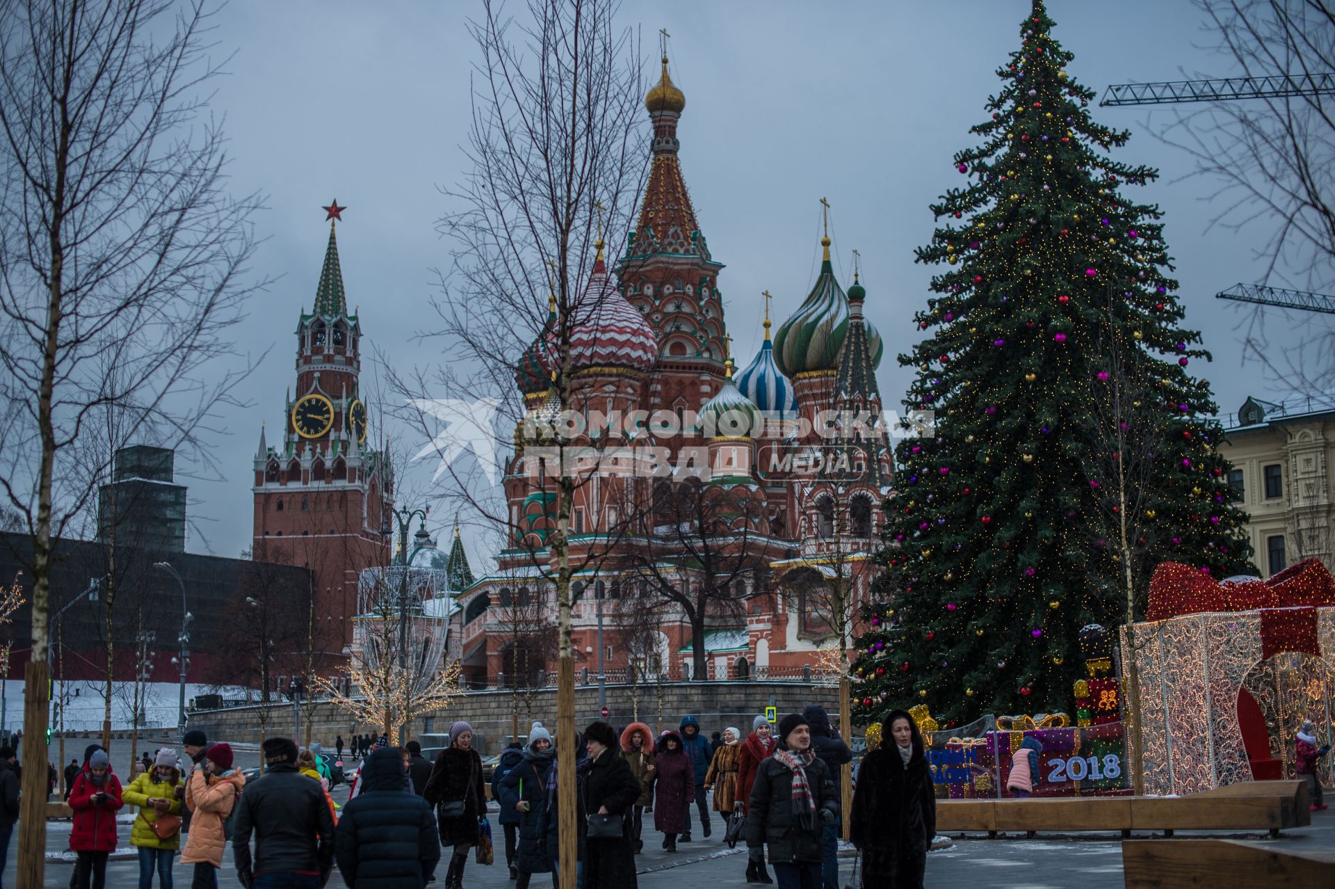 Москва.  Новогодние украшения на Васильевском спуске.