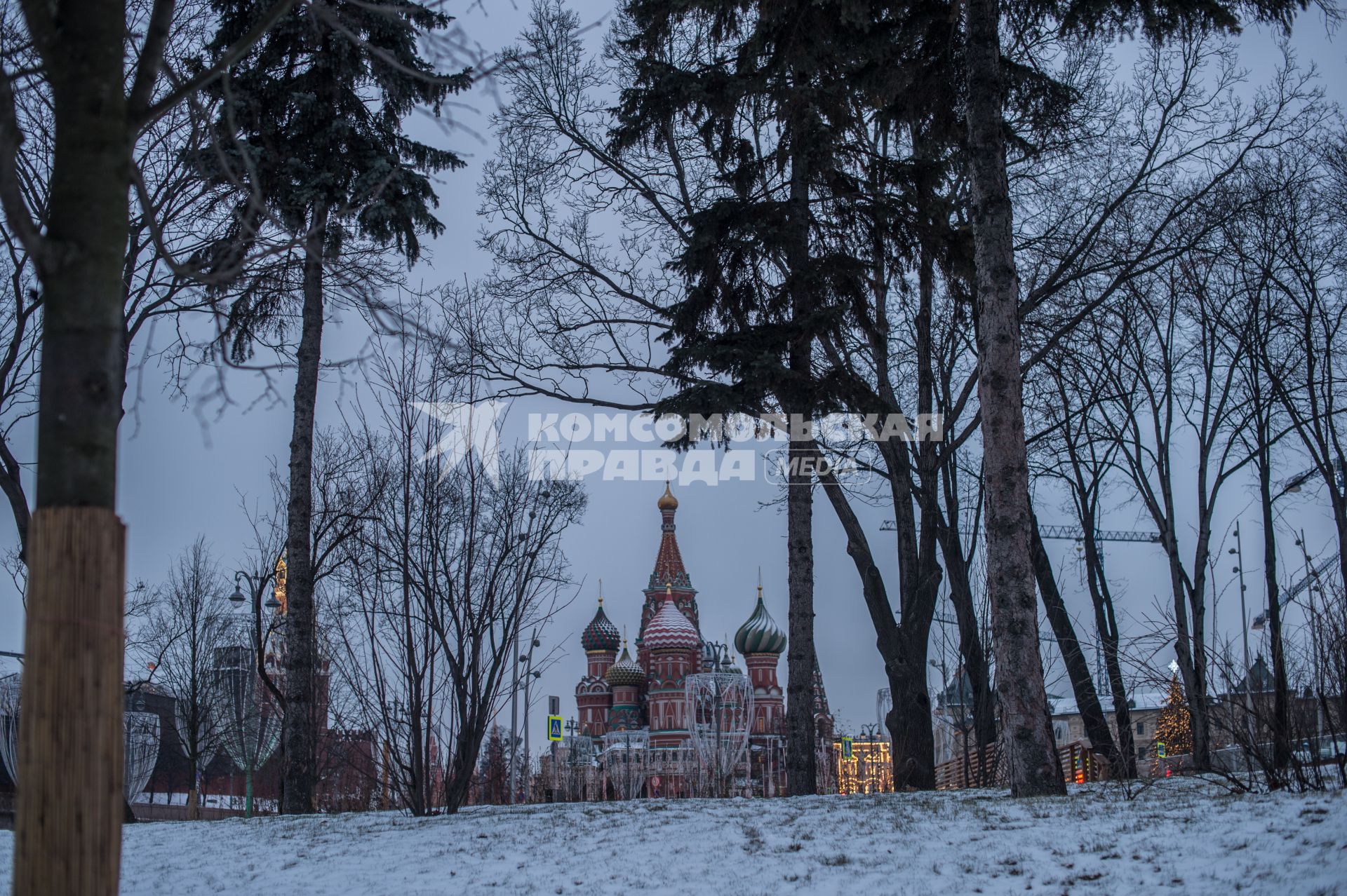 Москва. Вид на храм Василия Блаженного  со стороны  парка `Зарядье`.