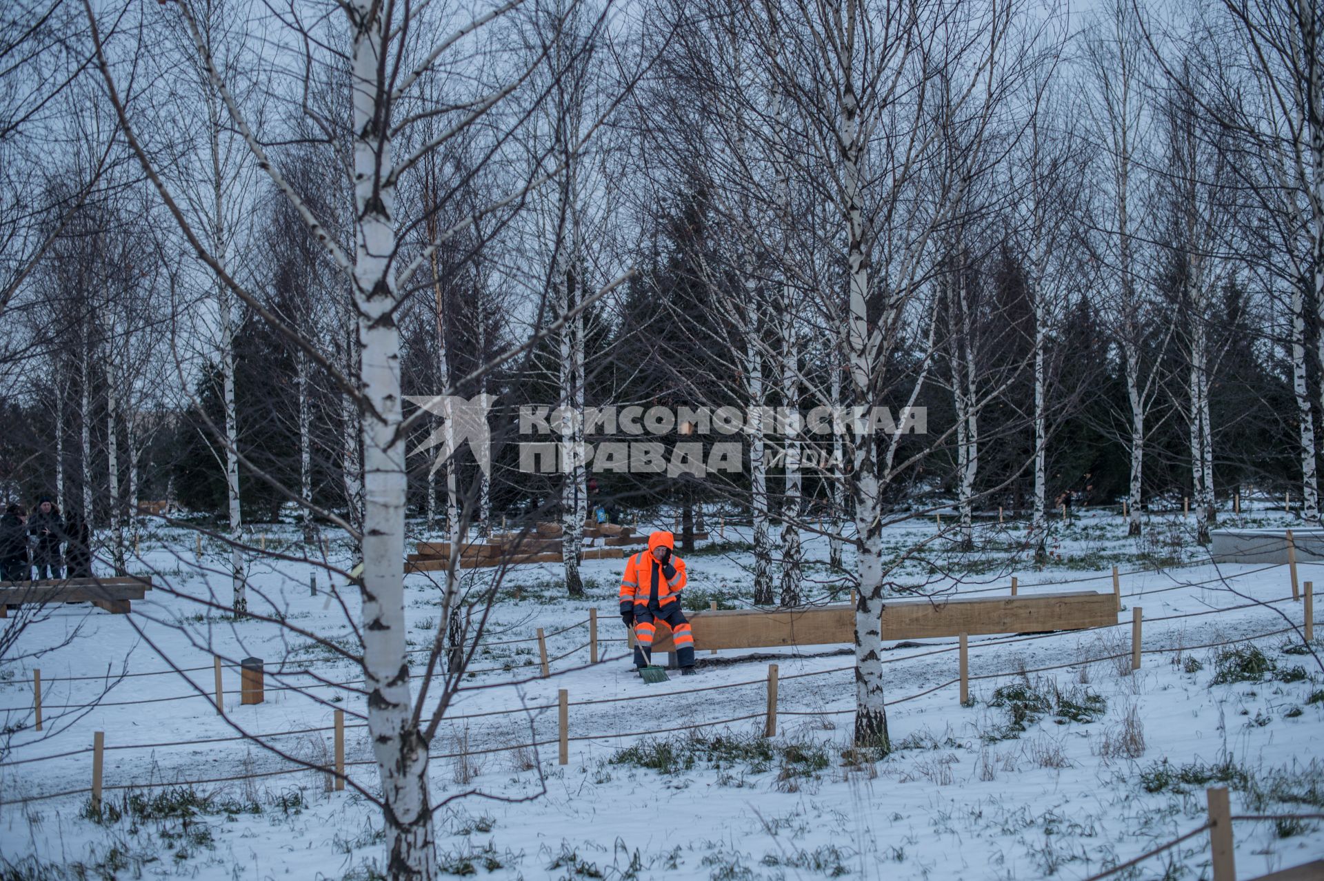 Москва. Дворник на скамейке  в парке `Зарядье`.