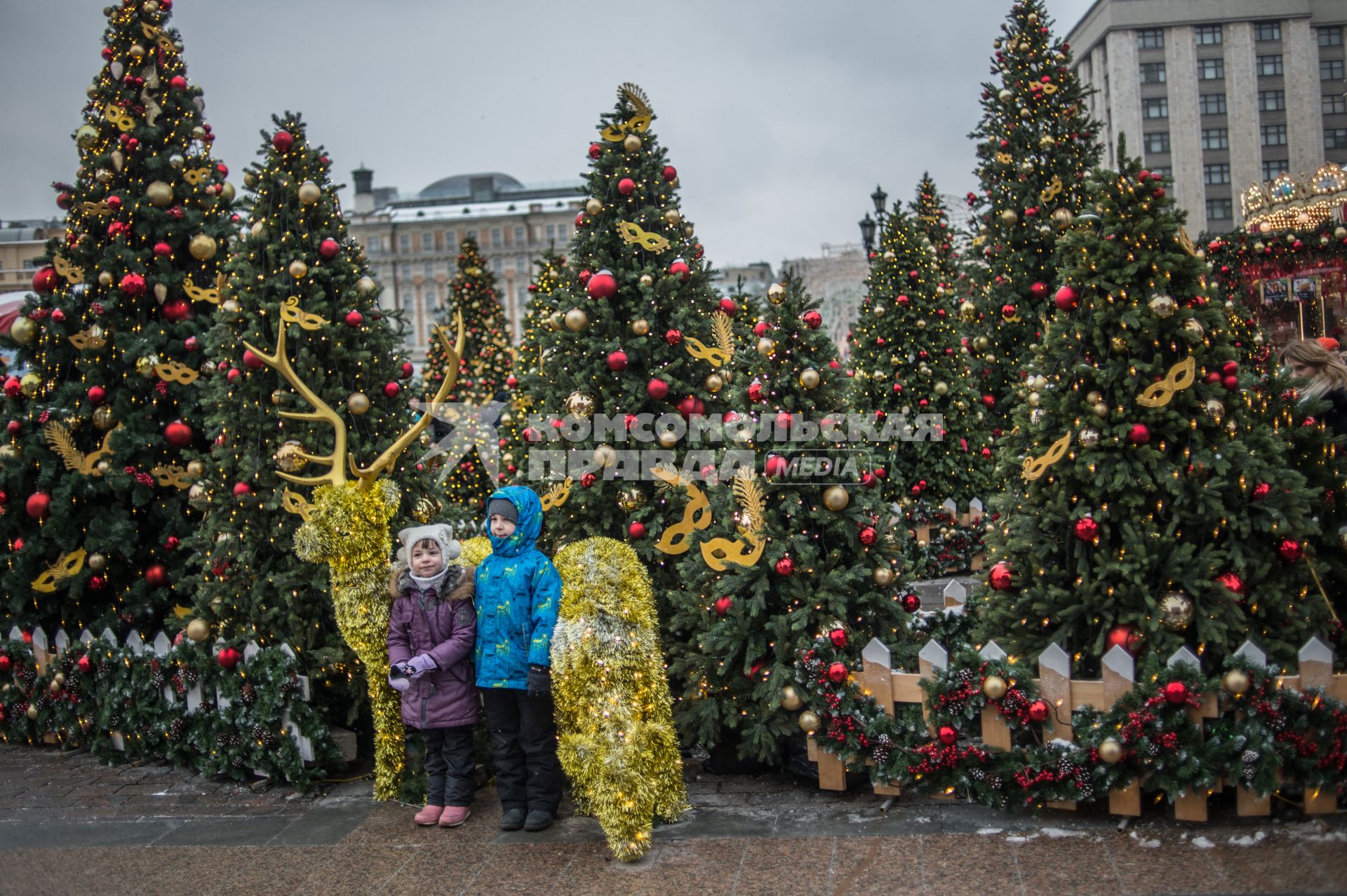 Москва. Дети у новогодней елки на  Манежной Площади.