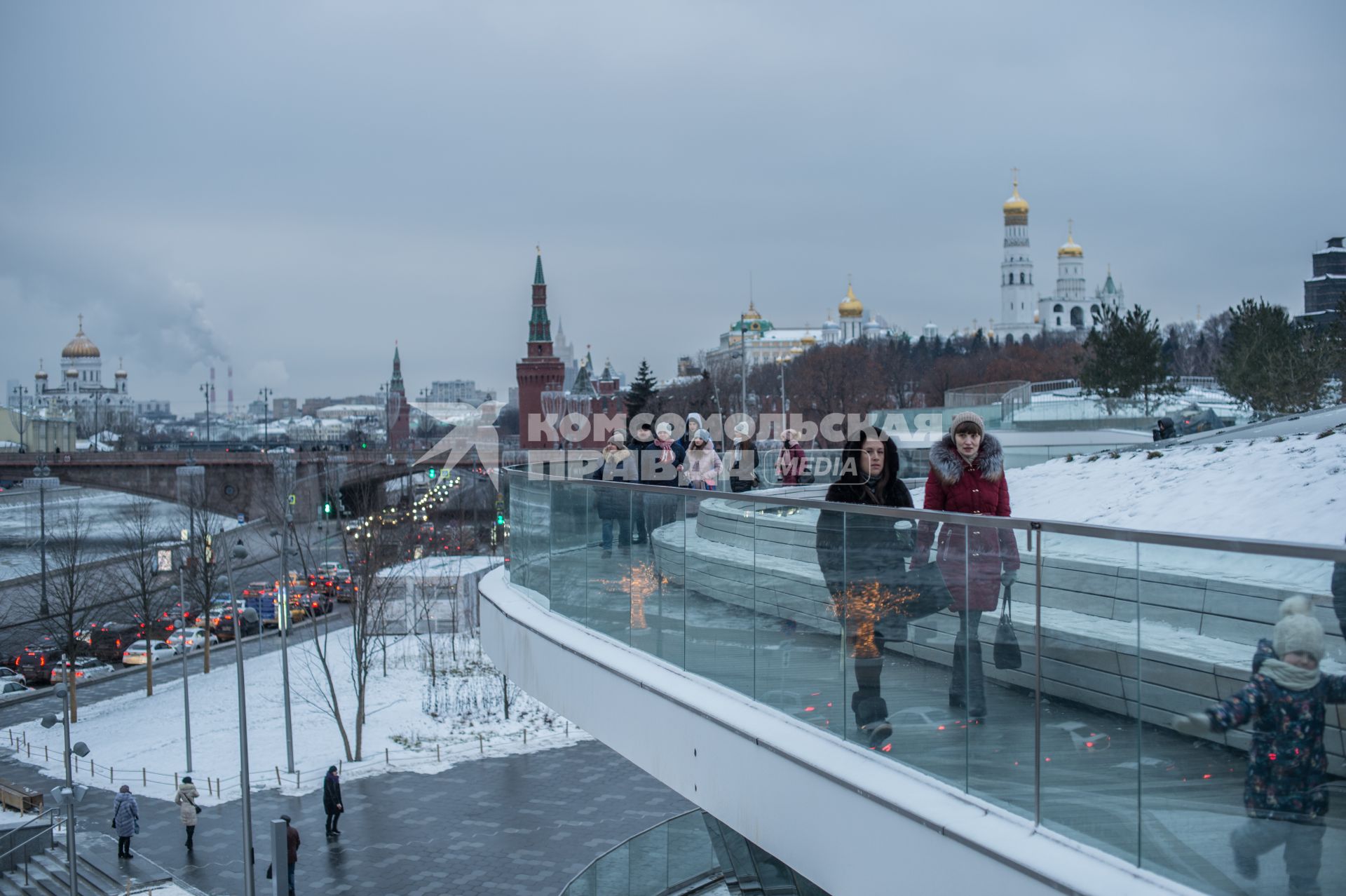 Москва. Горожане   на `парящем мосту` в парке `Зарядье`.