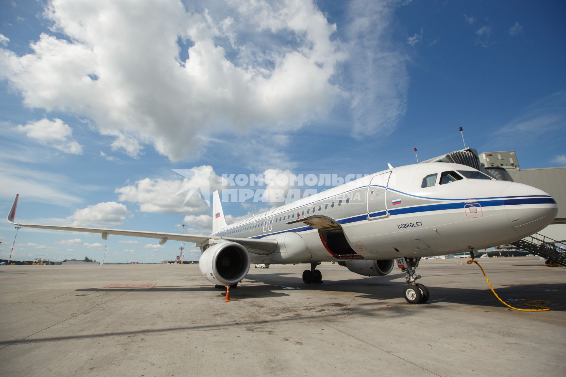 Санкт-Петербург.  Пассажирский самолет авиакомпании `Аэрофлот`    Airbus A320 на взлетной полосе.