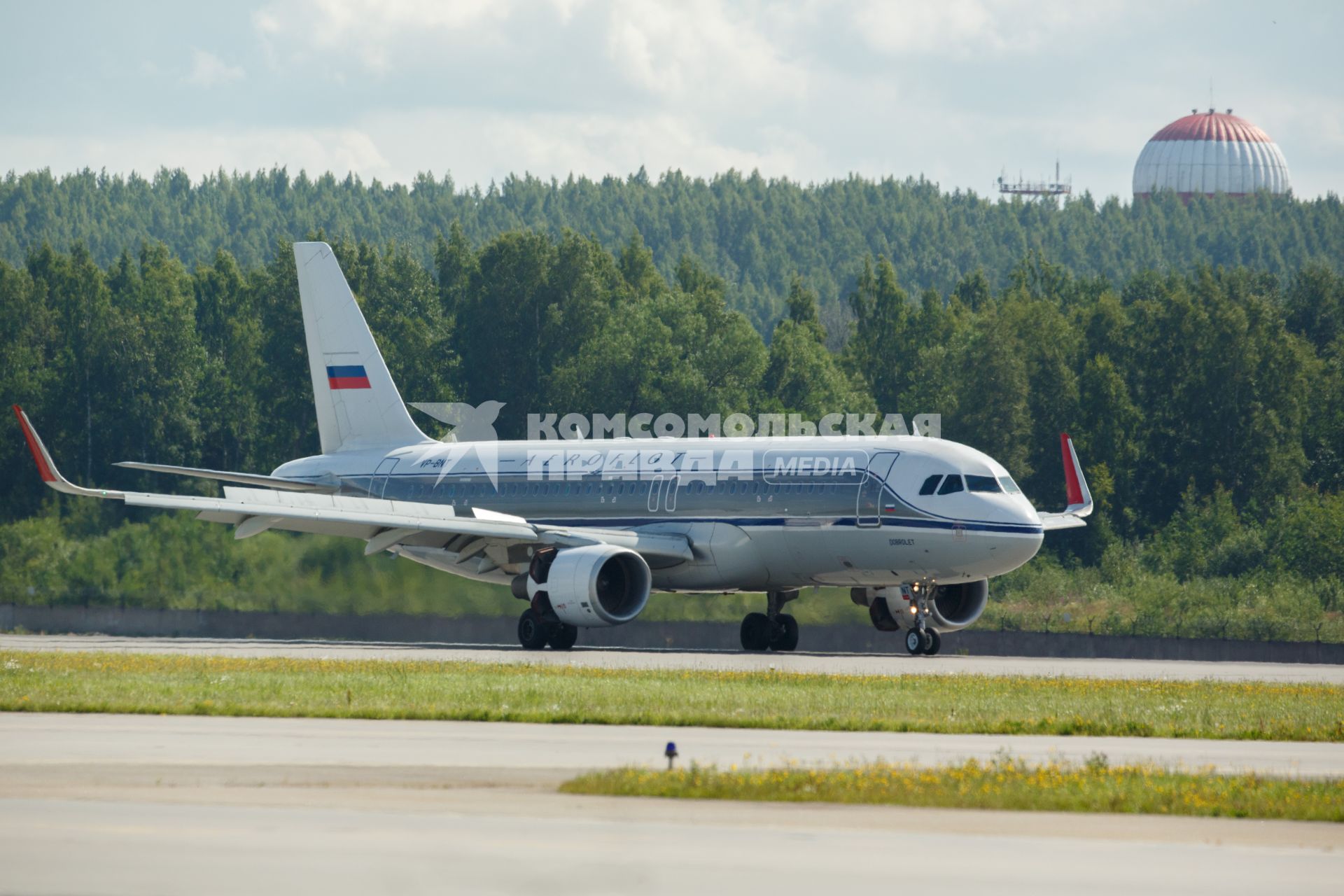 Санкт-Петербург.  Пассажирский самолет авиакомпании `Аэрофлот`    Airbus A320 на взлетной полосе.