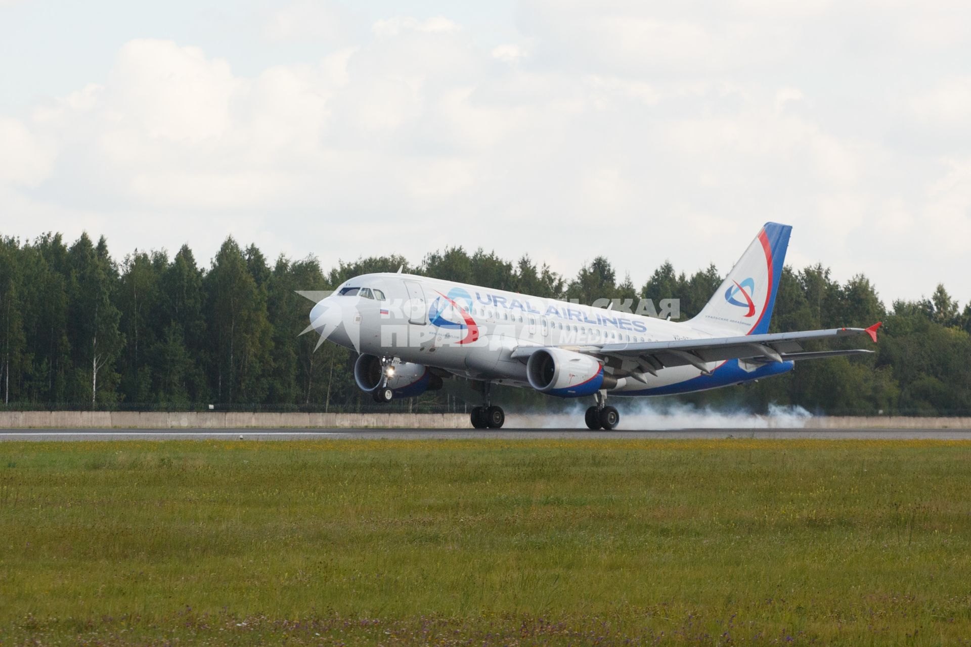 Санкт-Петербург.  Пассажирский самолет авиакомпании `URAL AIRLINES`    Airbus A319  .