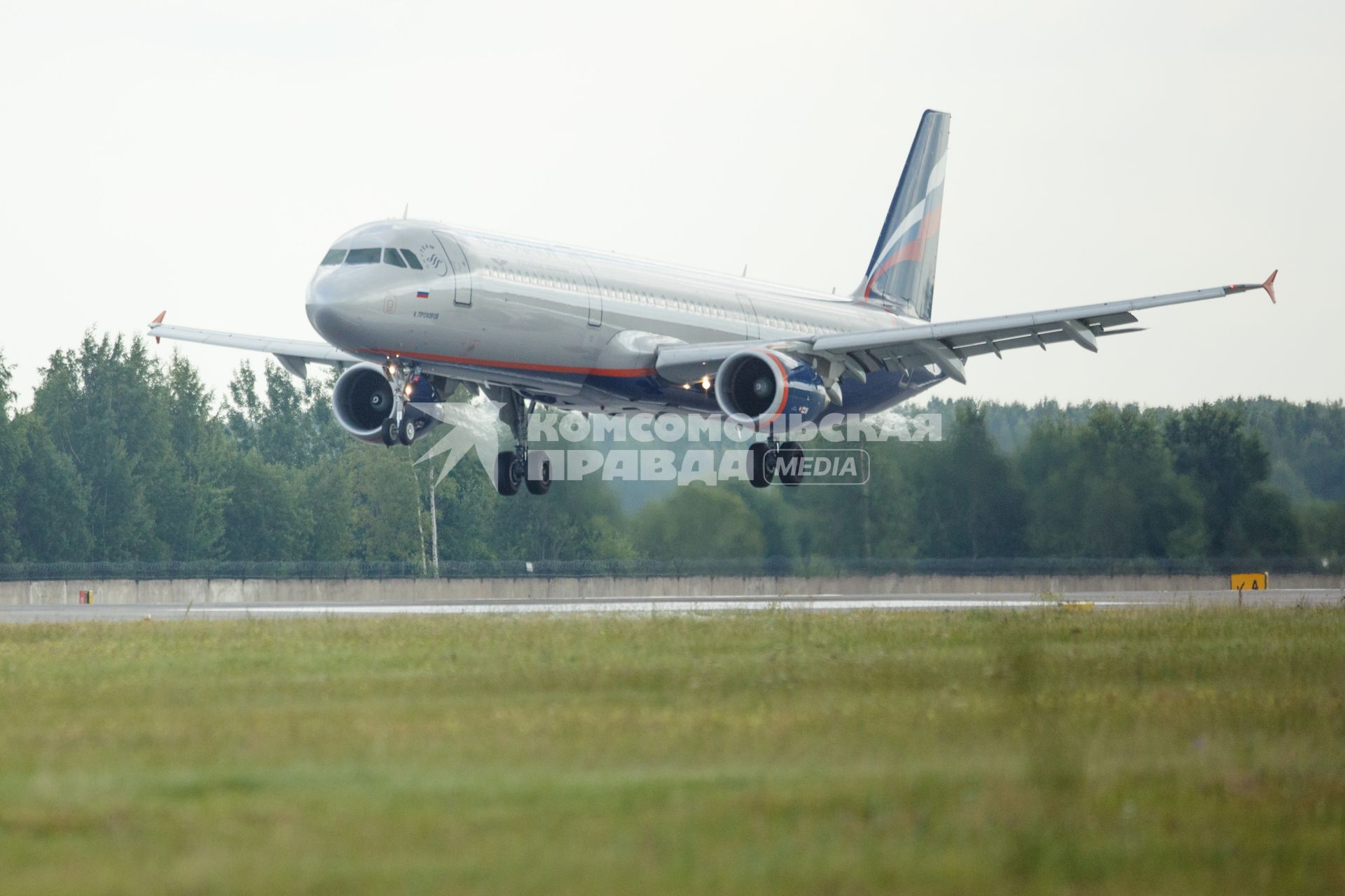 Санкт-Петербург.  Пассажирский самолет авиакомпании ` Sky Team`   Boening 737-300  на взлетной полосе.