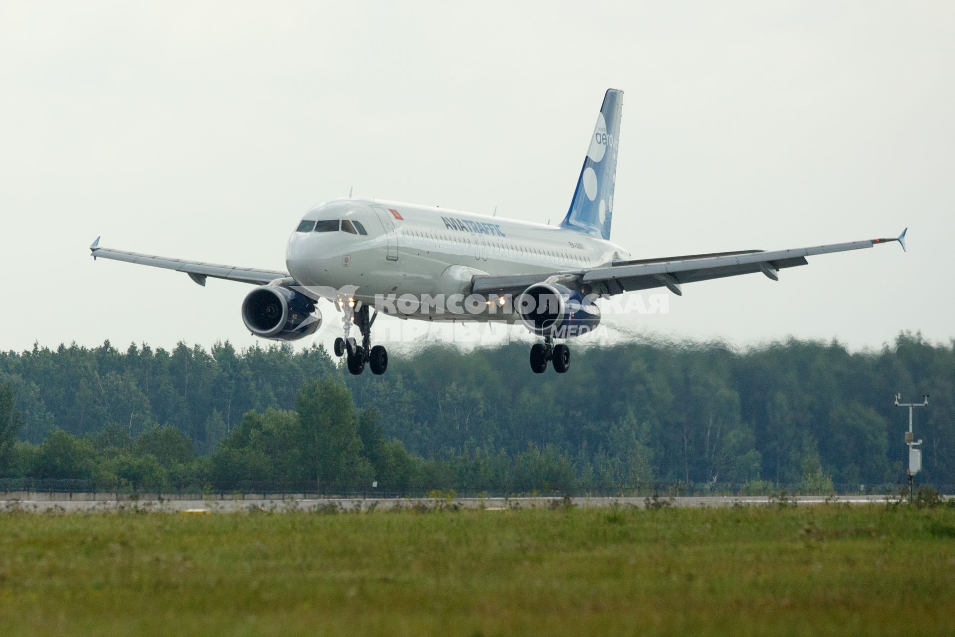 Санкт-Петербург.  Пассажирский самолет авиакомпании ` AVIATRAFFIC`   Boening 737-300  на взлетной полосе.