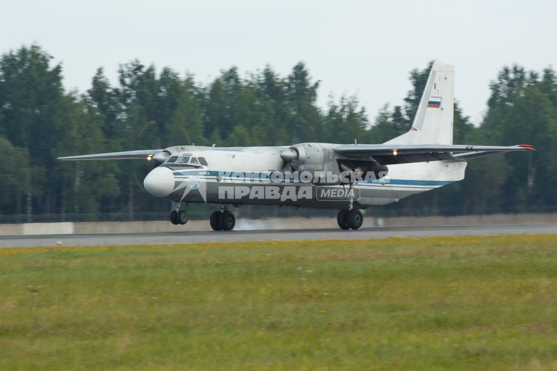 Санкт-Петербург.  Пассажирский самолет  АН-26 Б на взлетной полосе.