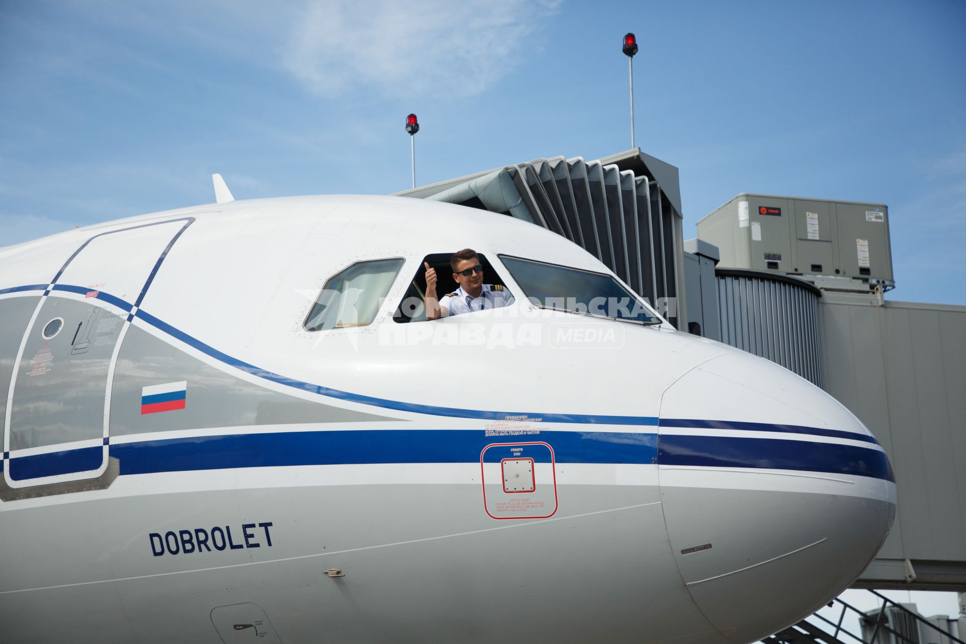 Санкт-Петербург.  Пассажирский самолет авиакомпании `Аэрофлот`    Airbus A320 на взлетной полосе.