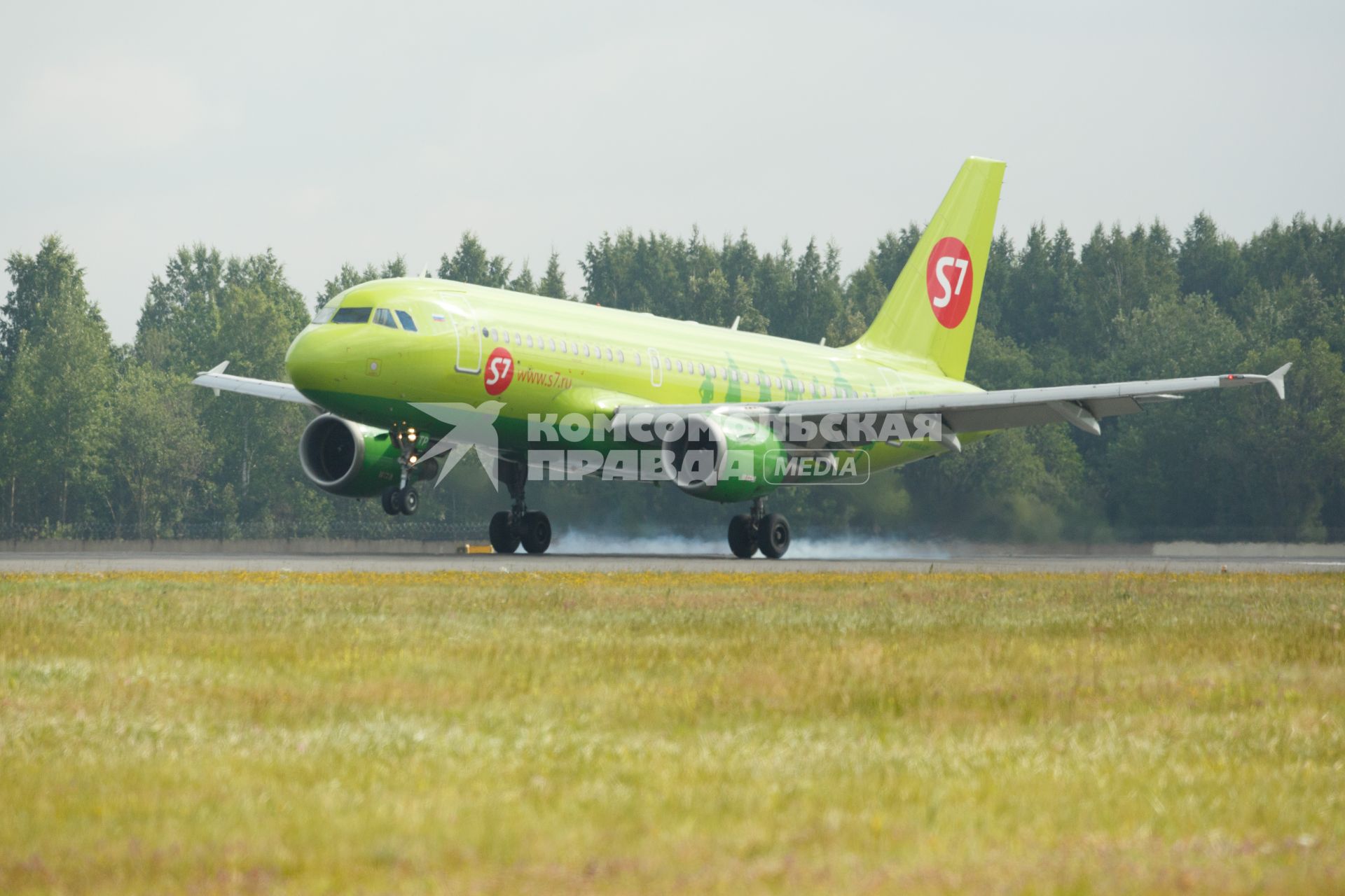 Санкт-Петербург.  Пассажирский самолет авиакомпании `Сибирь`  S7  Airbus A319  на взлетной полосе.