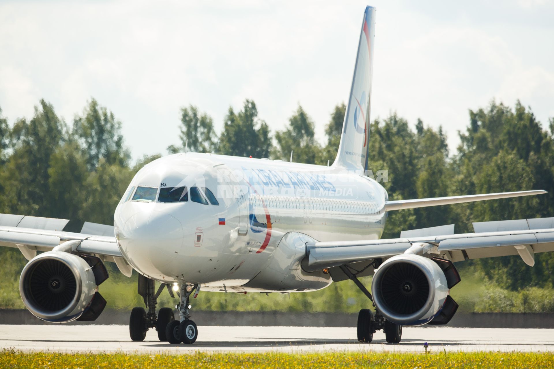 Санкт-Петербург.  Пассажирский самолет авиакомпании `URAL AIRLINES`    Airbus A319  .