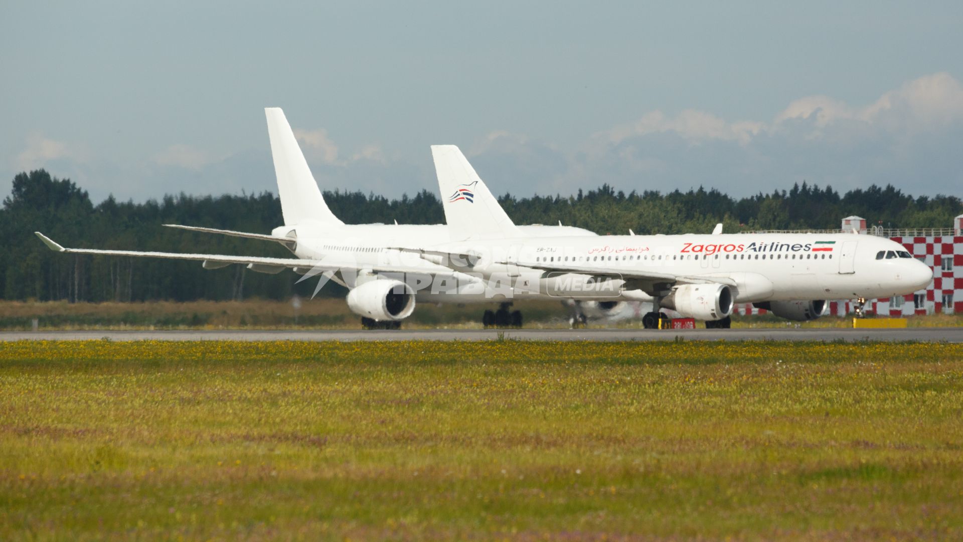 Санкт-Петербург.  Пассажирский самолет   авиакомпании  `ZAGROS Airllines`  на взлетной полосе.