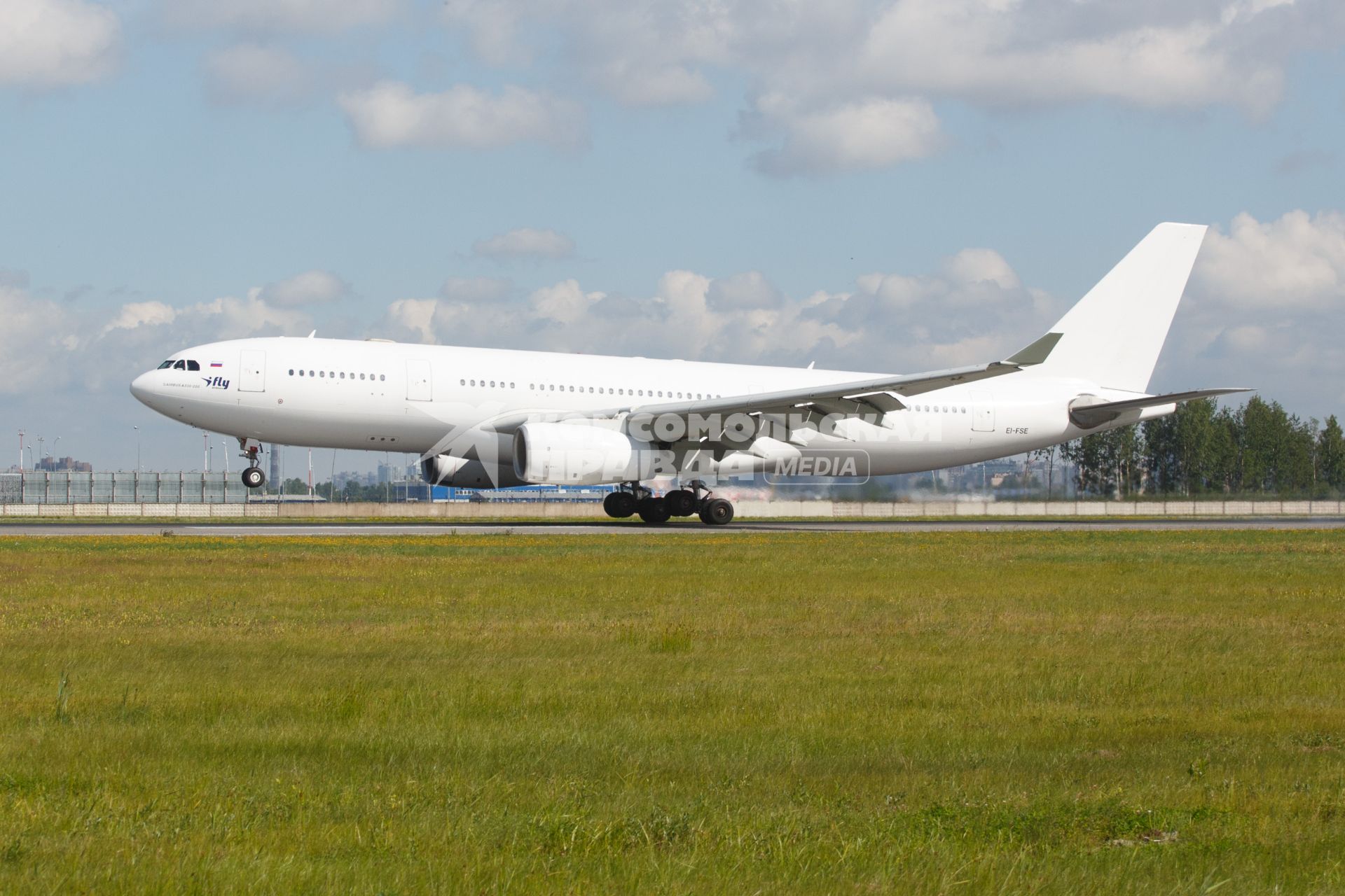 Санкт-Петербург.  Пассажирский самолет   Airbus A330-200   авиакомпании  `Fly`  на взлетной полосе.