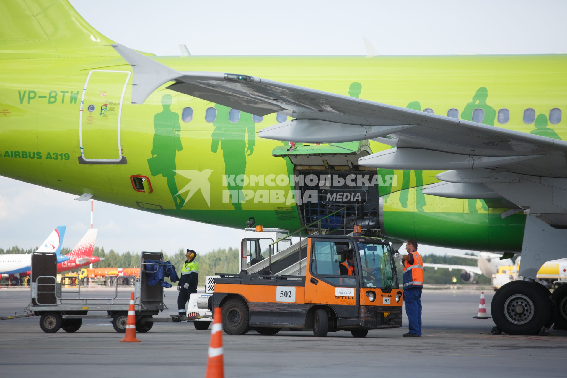 Санкт-Петербург.  Пассажирский самолет авиакомпании `Сибирь`  S7  Airbus A319  на взлетной полосе аэропорта  Пулково.