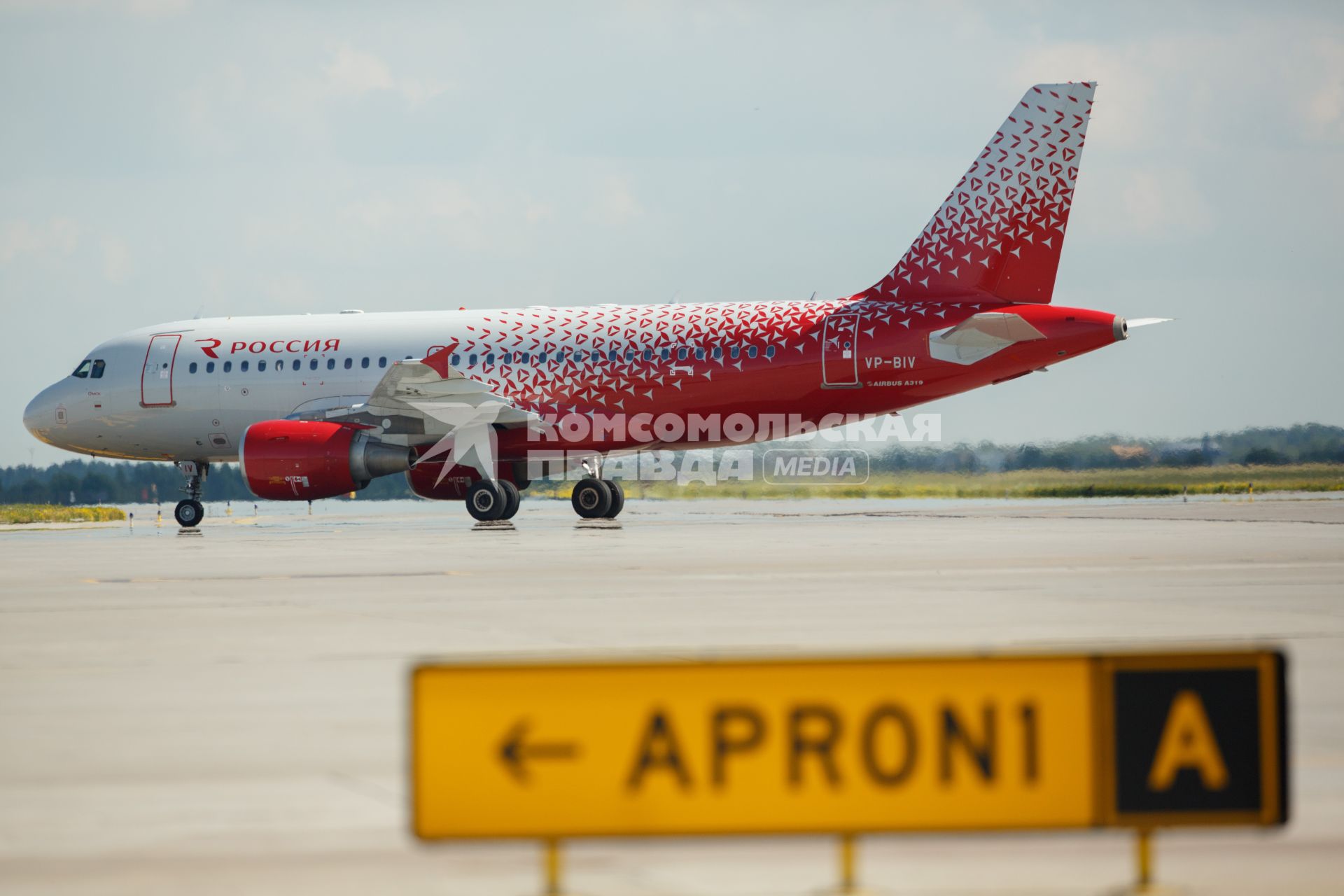 Санкт-Петербург.  Пассажирский самолет авиакомпании `Россия`    Airbus A319 на взлетной полосе.