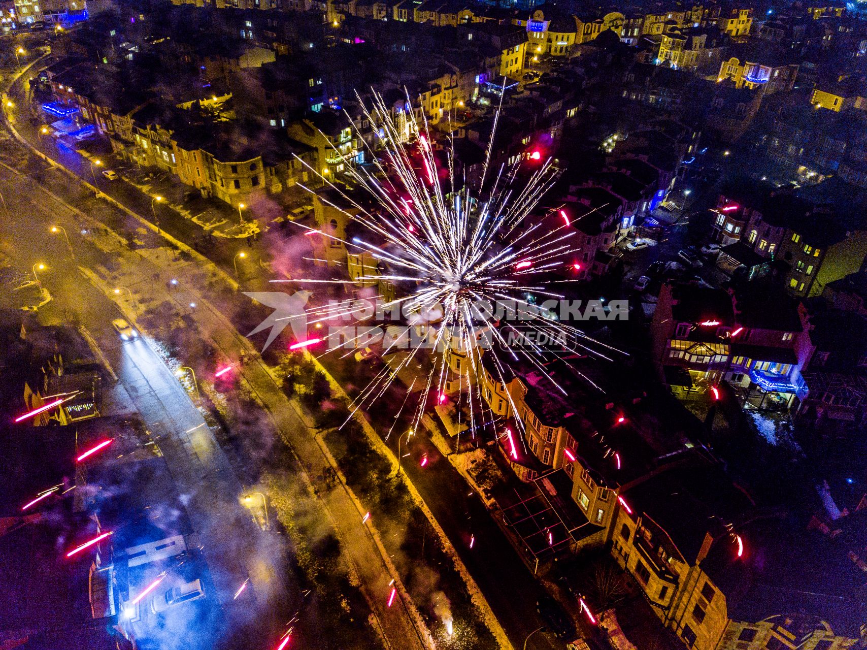 Москва. Новогодние фейерверки над городом.