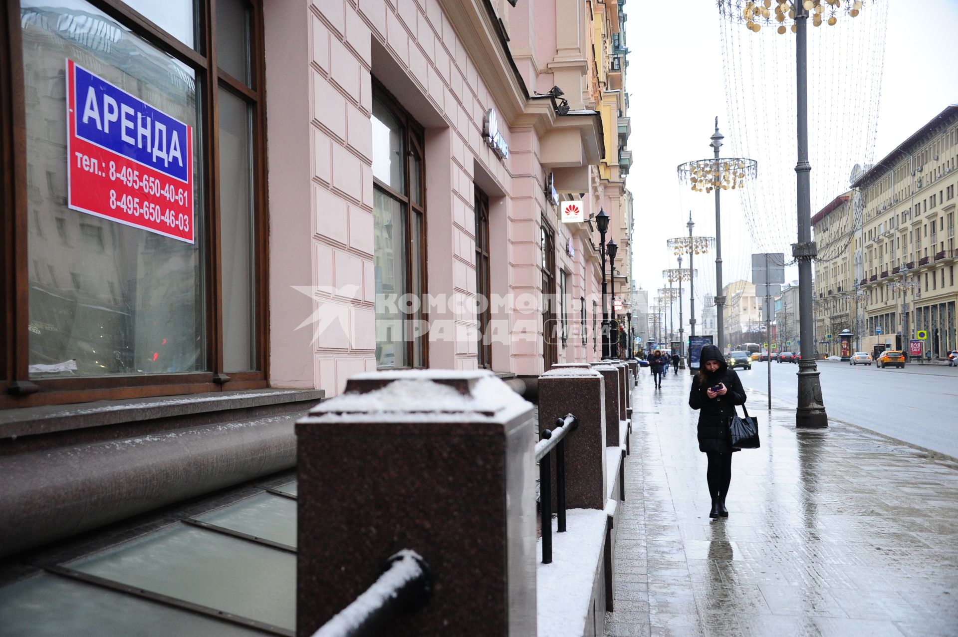 Москва.    Прохожие на  Тверской улице.