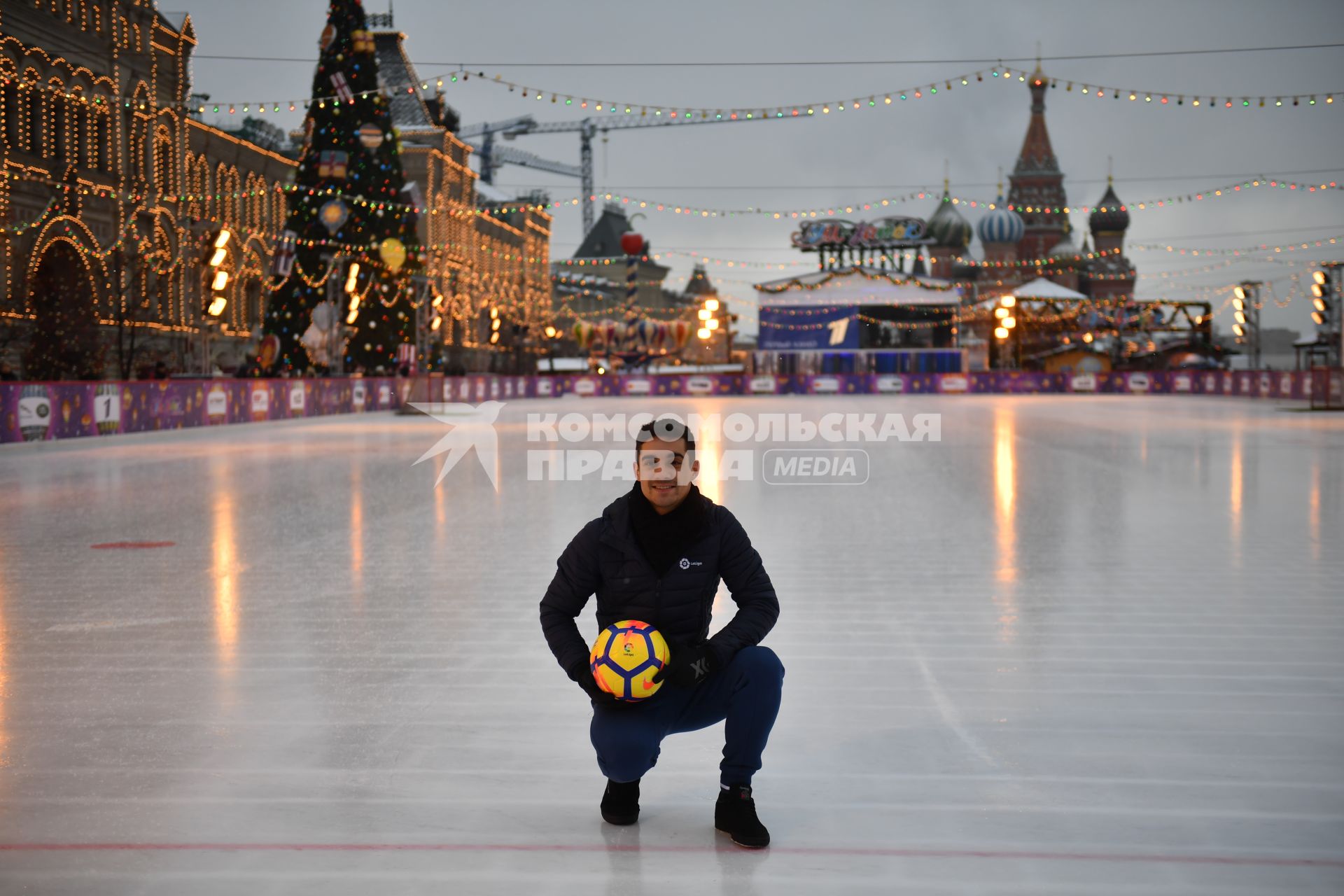 Москва. Испанский фигурист Хавьер Фернандес  на  катке на Красной площади.