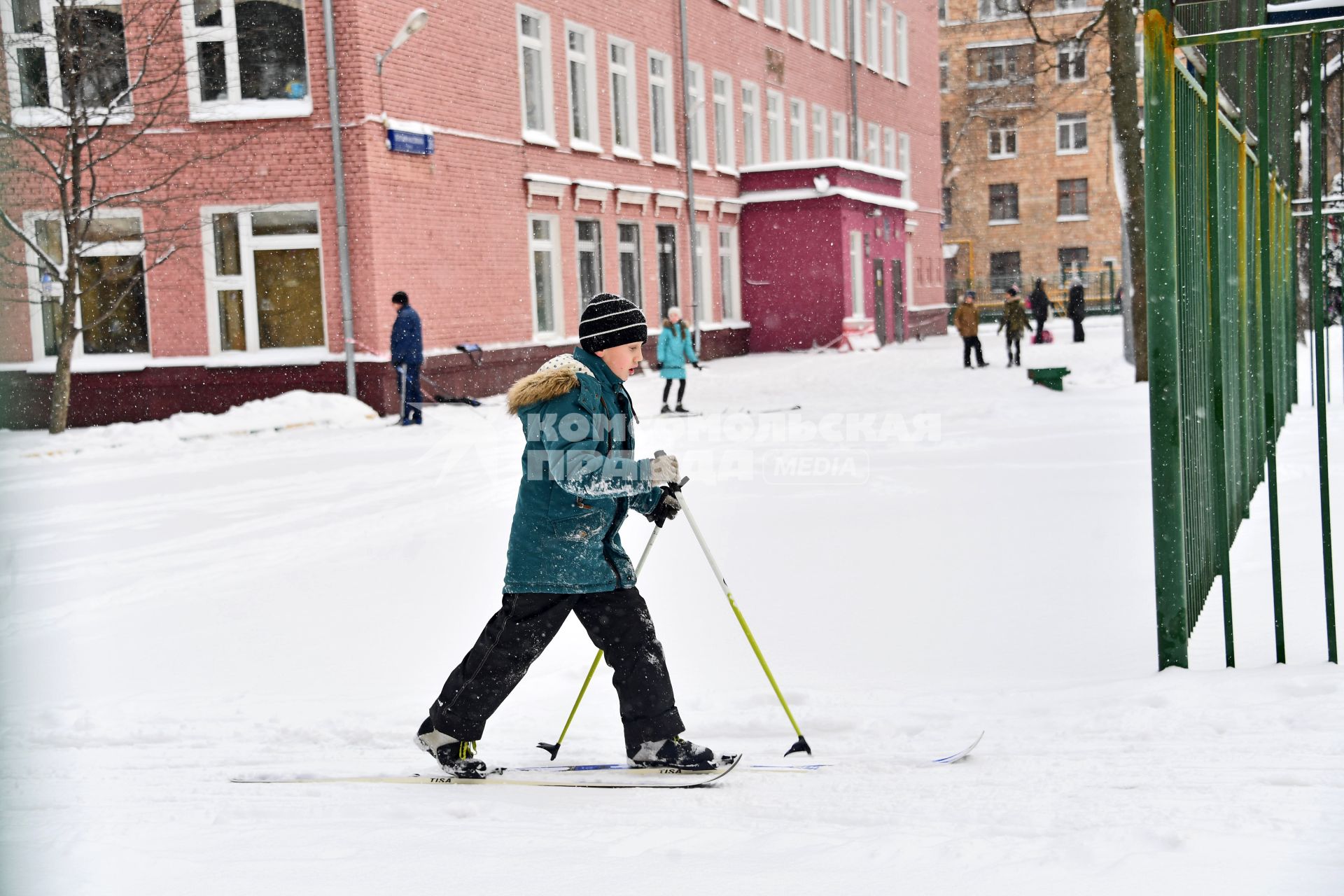 Москва. Школьники на лыжах во время урока физкультуры.