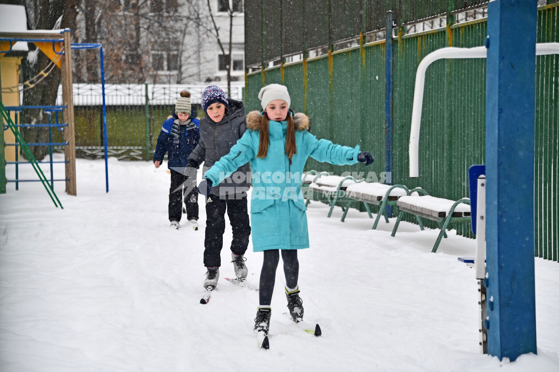 Москва. Школьники на лыжах во время урока физкультуры.